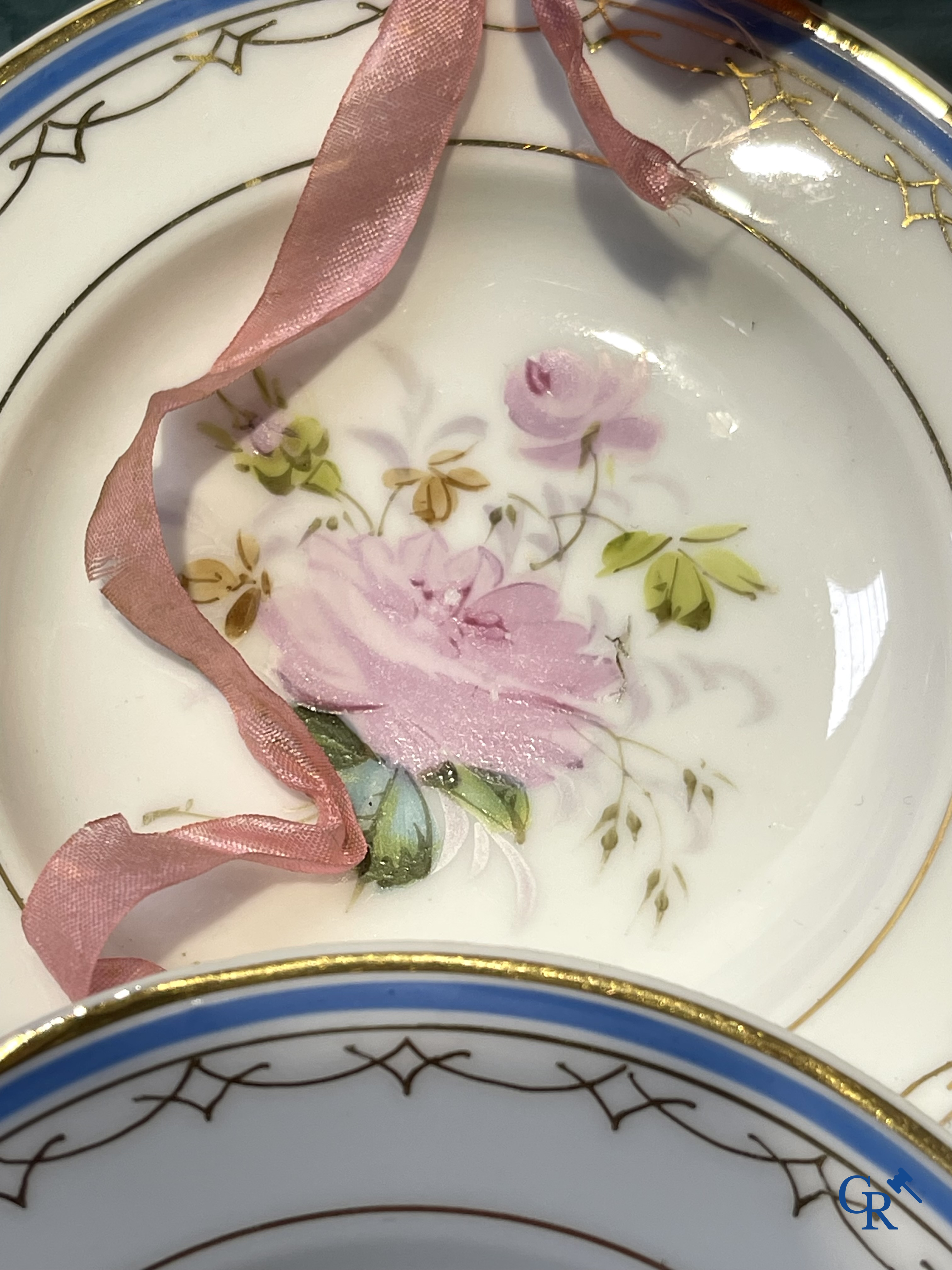 Oud speelgoed, Uitzonderlijk porseleinen poppenservies in originele koffer. Maison Bail, 210, Rue de Rivoli Paris.