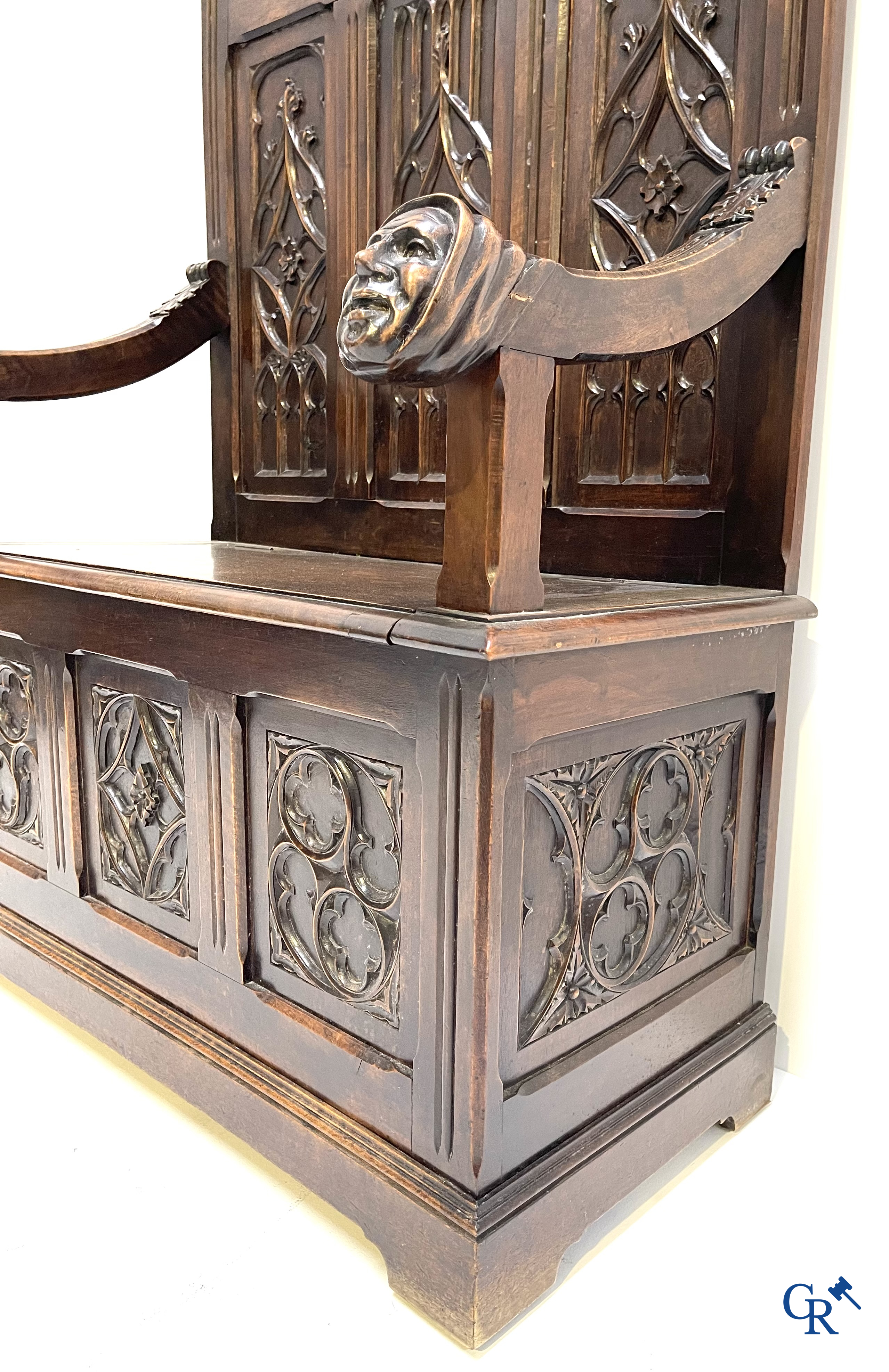 Een neogotische hallbank met koffer in notelaar. Gemerkt "Au Gros Chêne" à Paris.