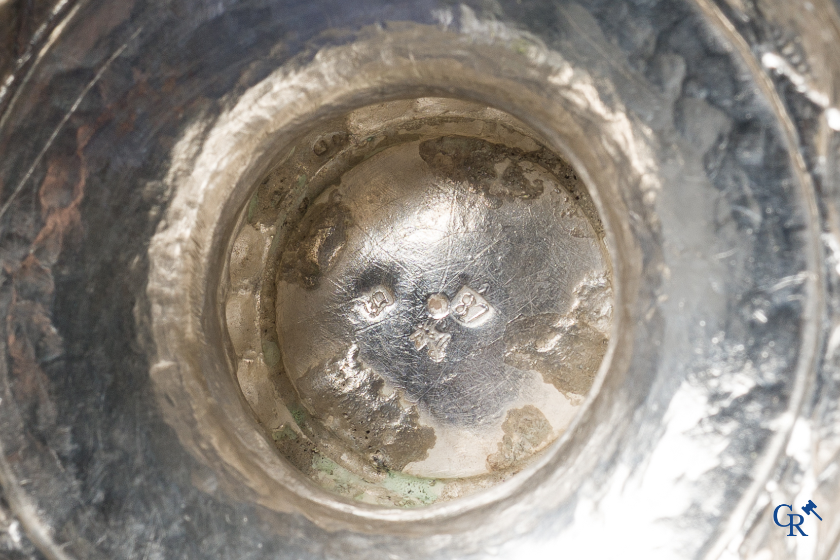 Grote mosterdpot in zilver, initialen G.M. gegraveerd in de voet. Meerdere keurstempels. Eind 18e eeuw.