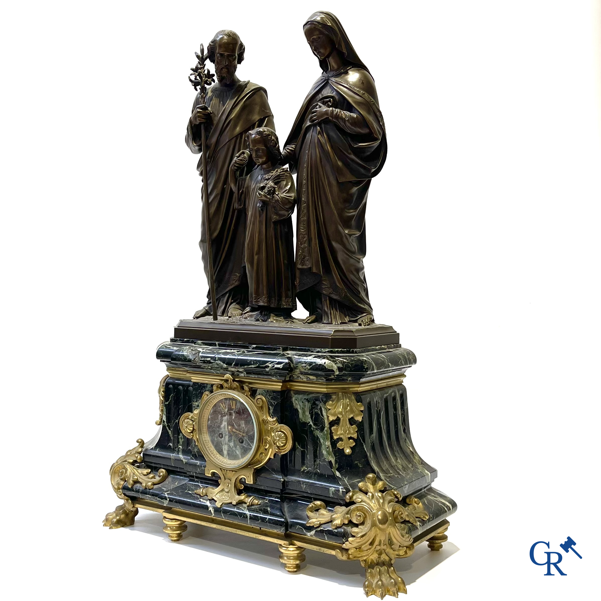 Susse Frères à Paris. Imposante schouwklok in groen geaderde marmer en rijkelijk vergulde bronzen. Napoleon III-periode.