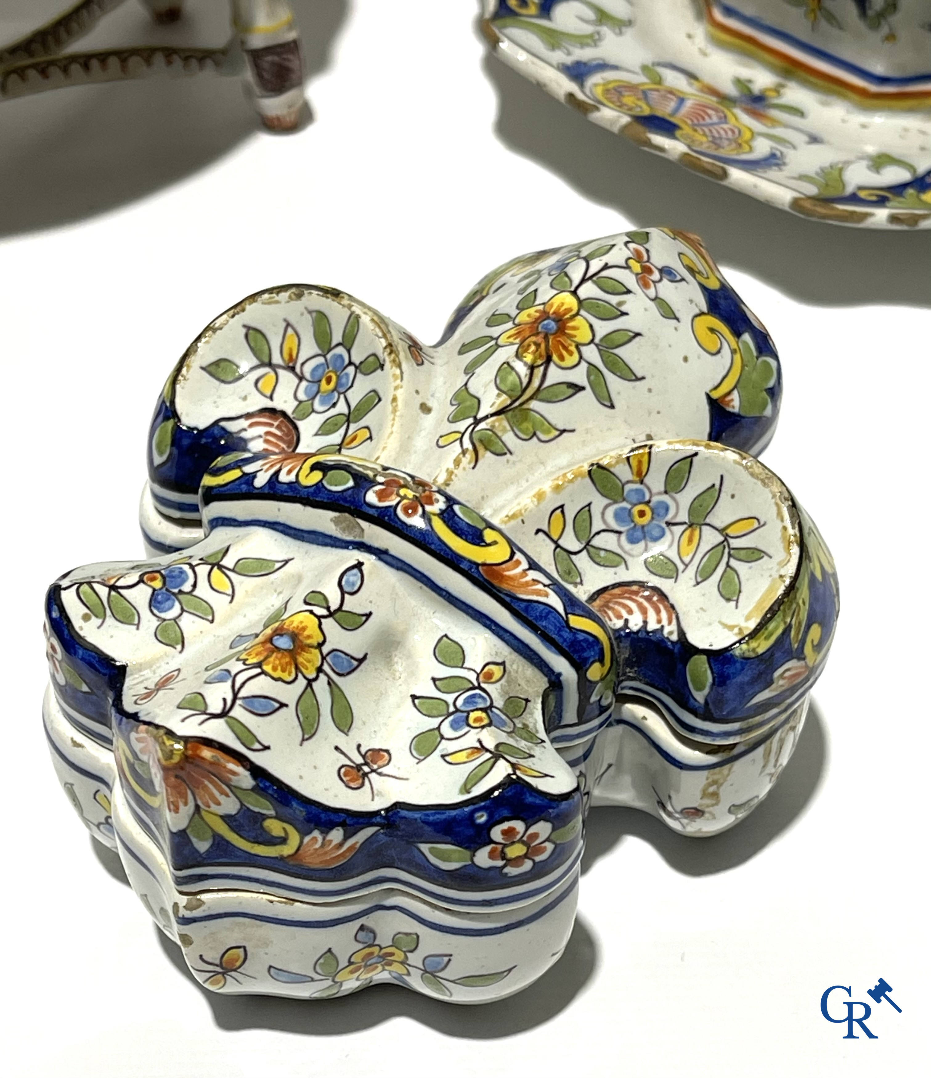 Faience of Rouen, Devres. Interesting and large lot with various polychrome pieces. 19th century.