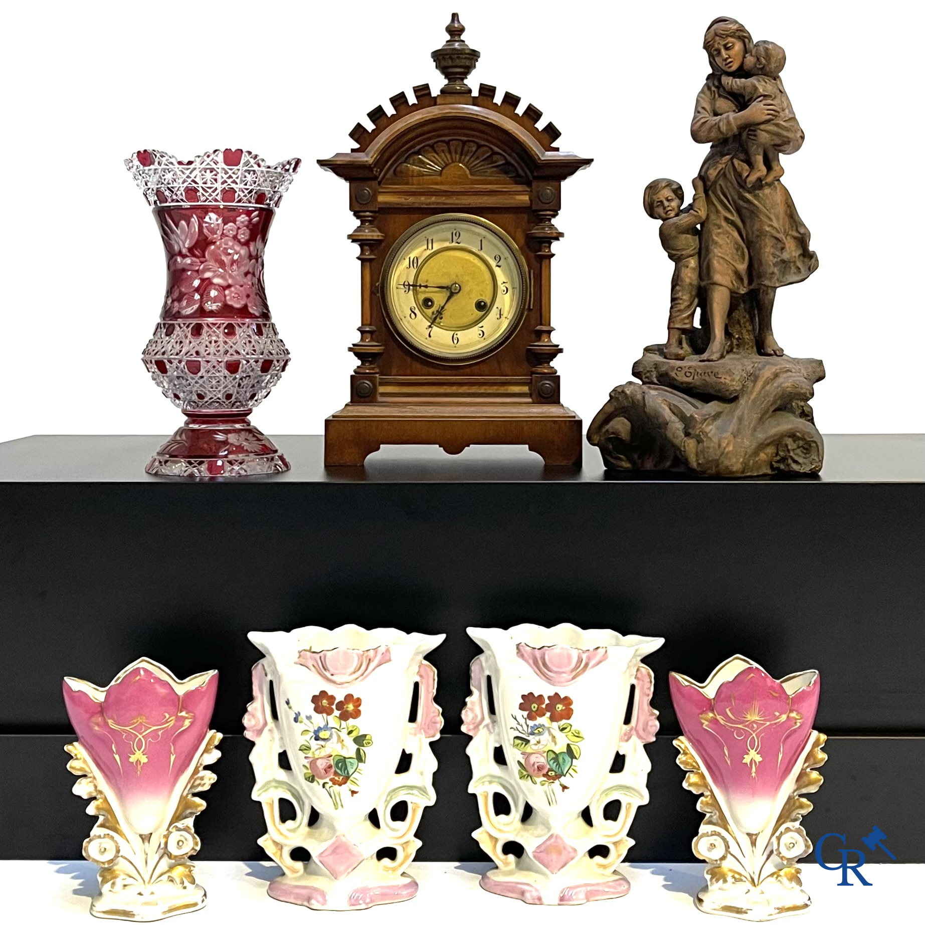 Een kavel met diverse brocante, terra cotta vissersbeeld, houten klok, 2 paar Vieux Paris vazen en een vaas in kristal.