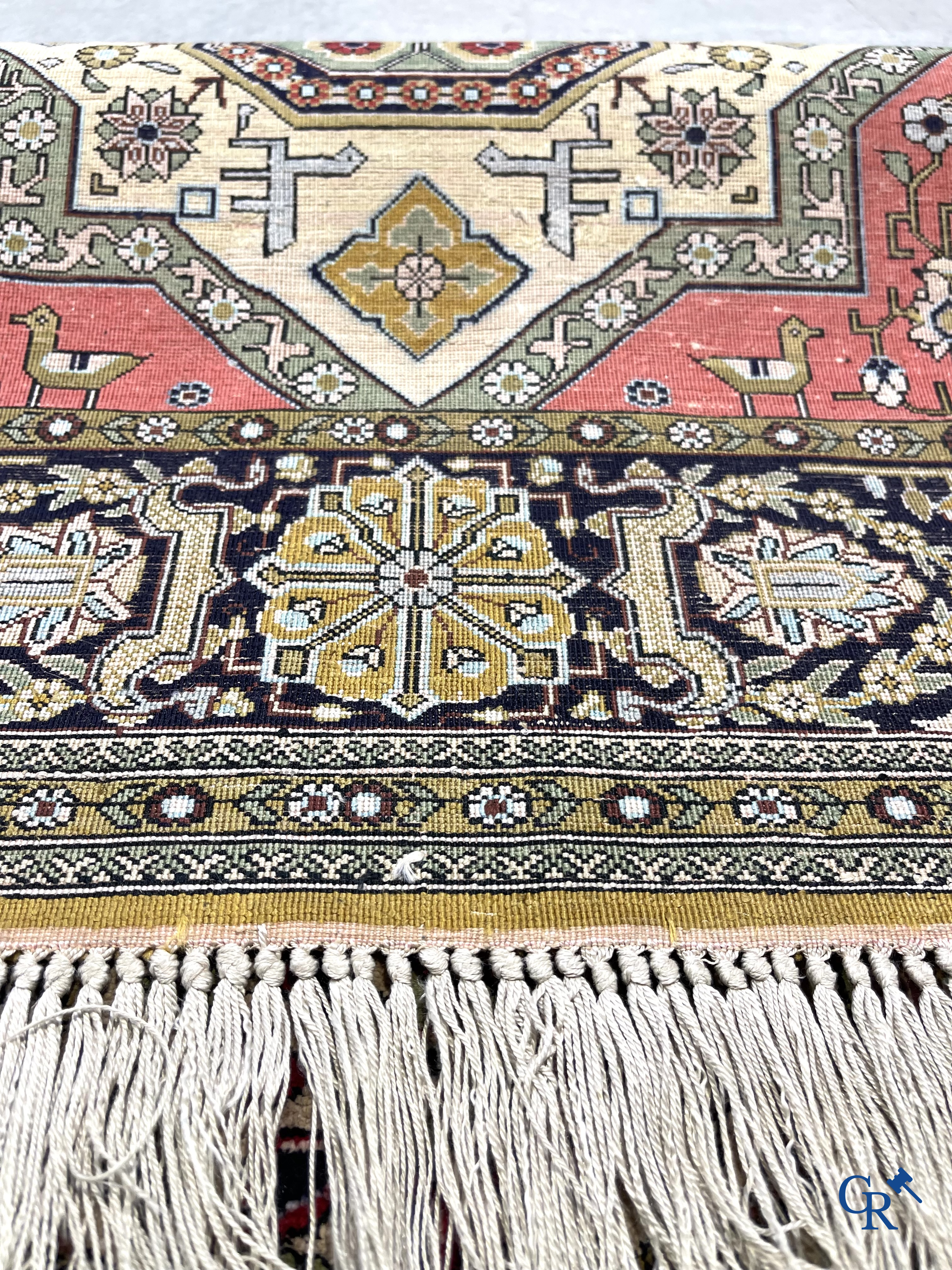 Oosterse tapijten. Handgeknoopt zijden tapijt met geometrisch en floraal decor.