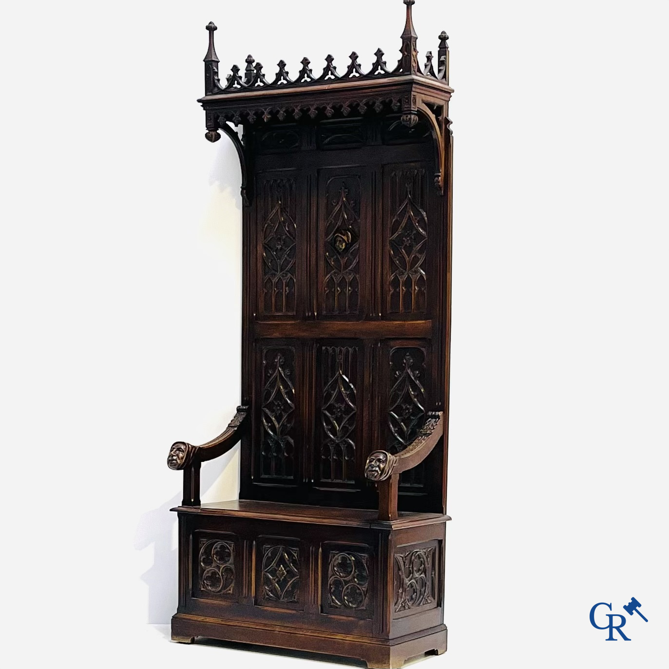 Een neogotische hallbank met koffer in notelaar. Gemerkt "Au Gros Chêne" à Paris.