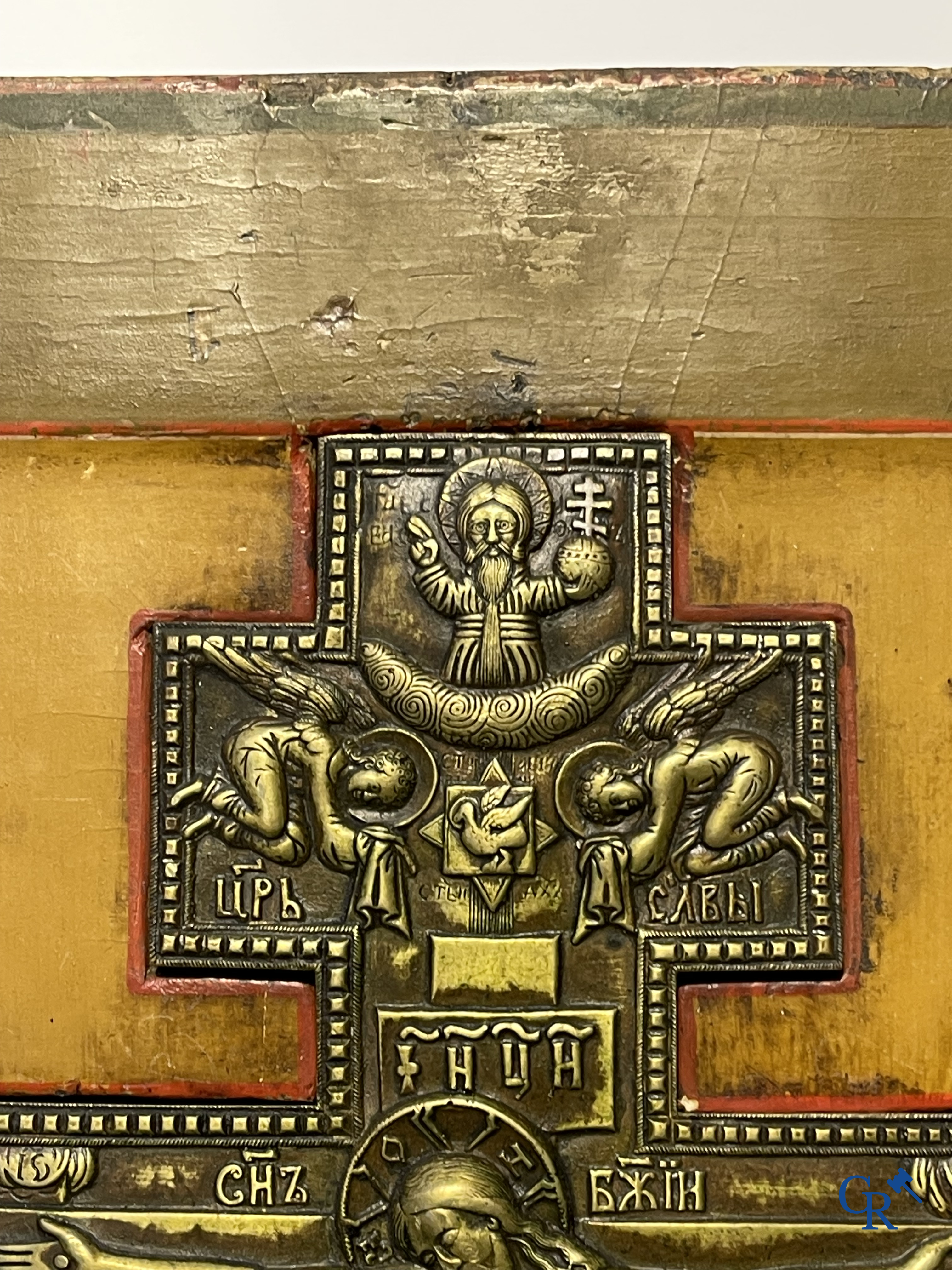 Icoon. Grote Russische Orthodoxe icoon met een ingelegd bronzen kruisbeeld. 19e eeuw.