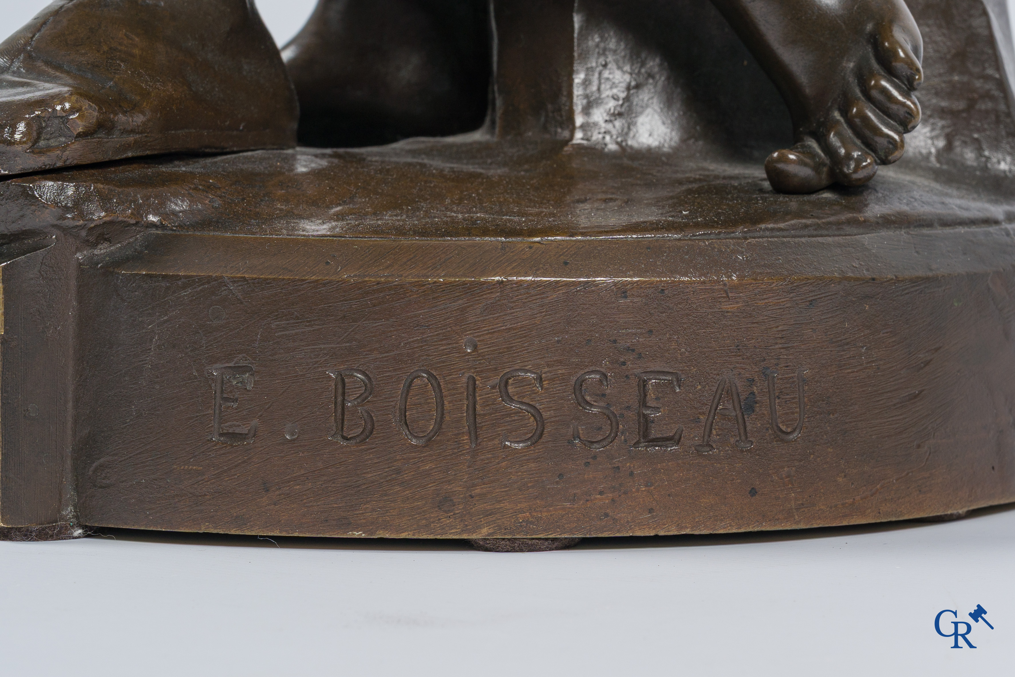 Emile André Boisseau (1842-1923) La défense du foyer. Salon des Beaux Art. Gieterijstempel Société des bronzes de Paris.