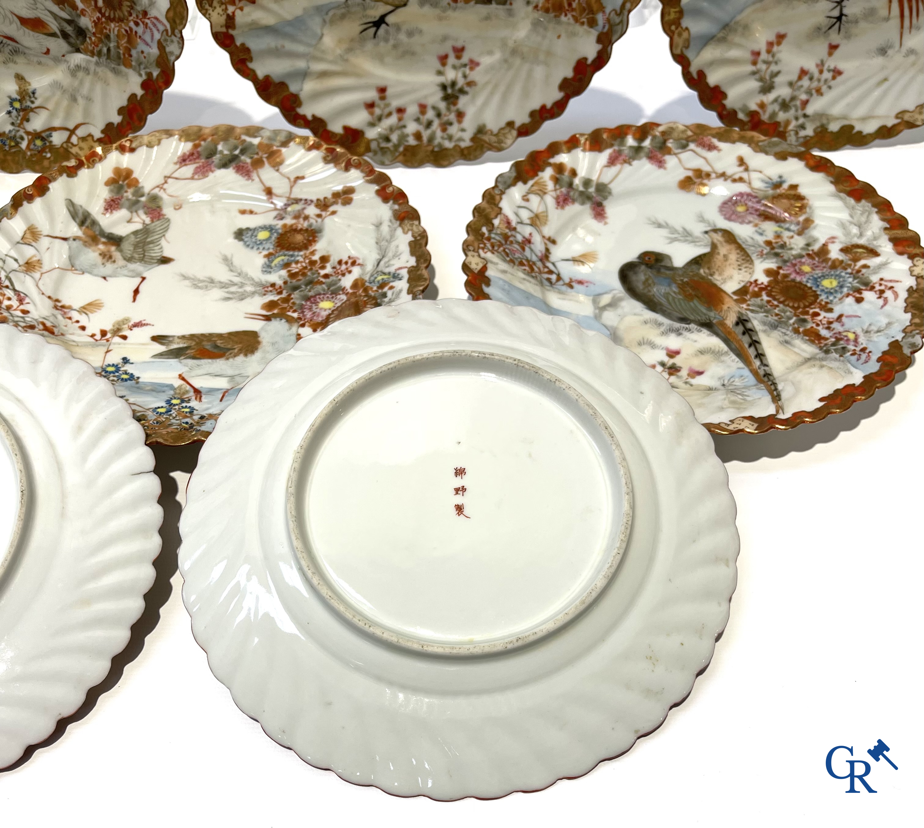 Een mooi lot brocante waaronder een Japans Kutani-porselein servies, een vaas in Val Saint Lambert en een jardinière.