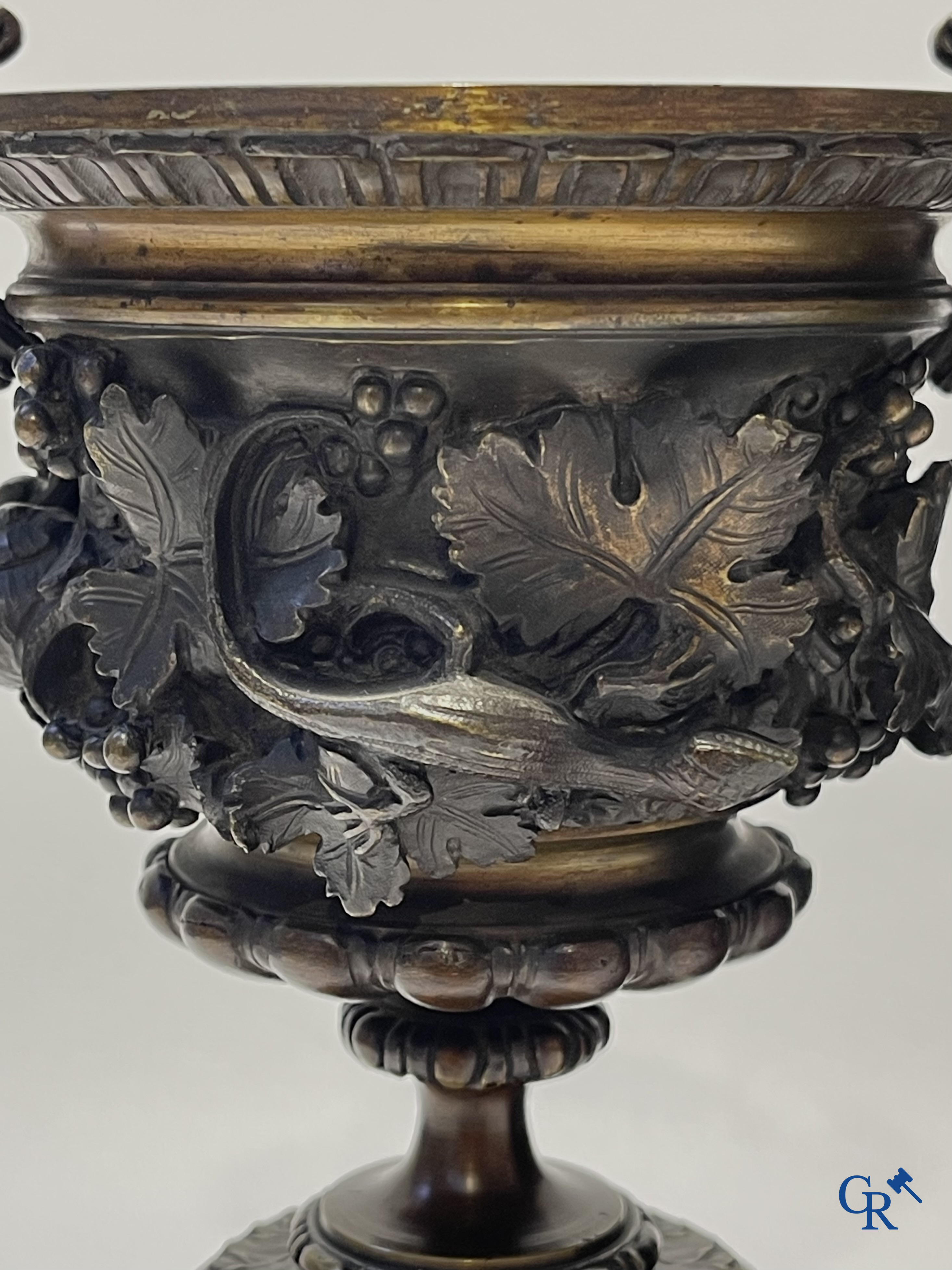 3 delige schouwgarnituur in marmer en brons in de stijl van Clodion. Circa 1900.