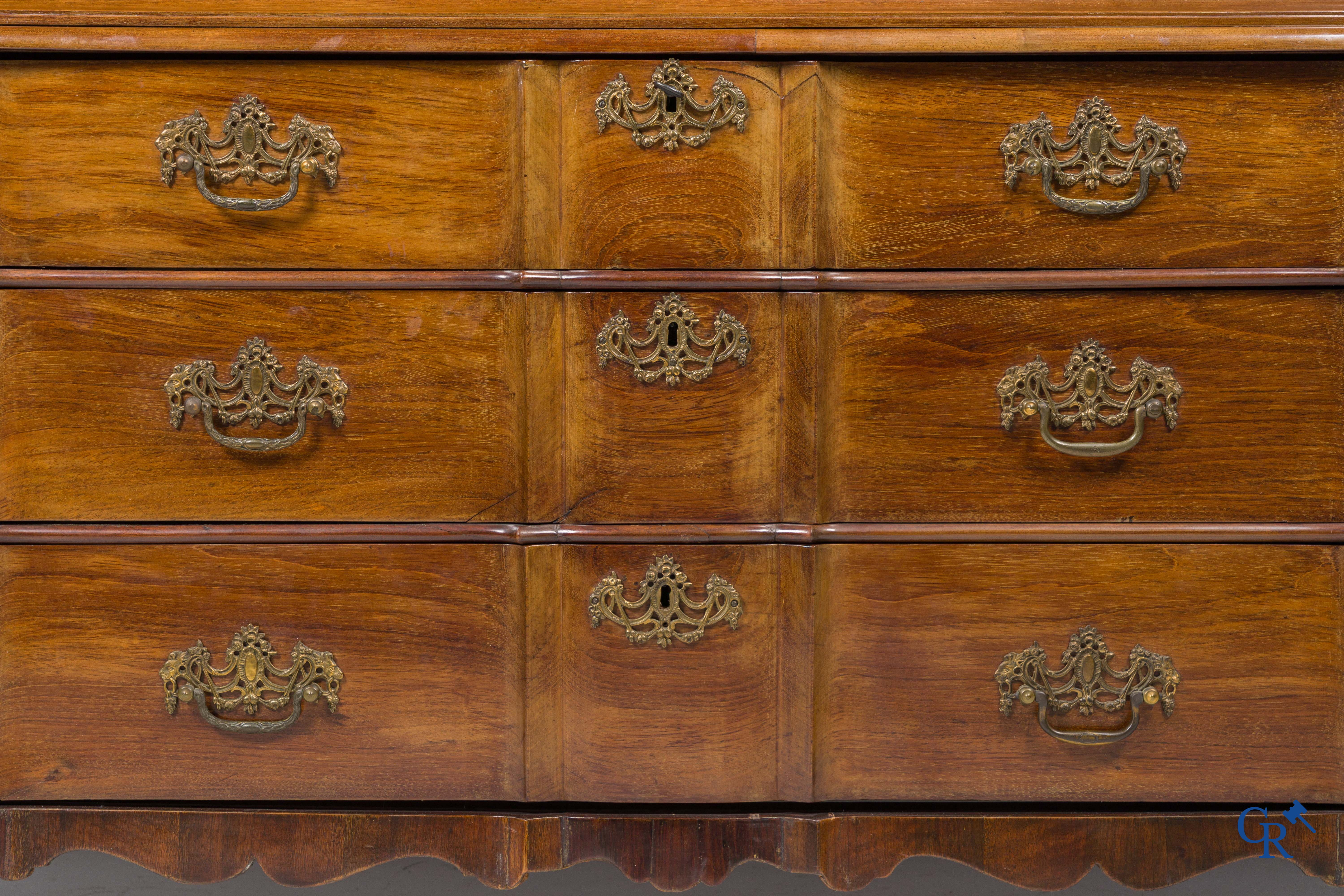 Hollandse vitrinekast met 3 laden. Mahonie. 18e eeuw.