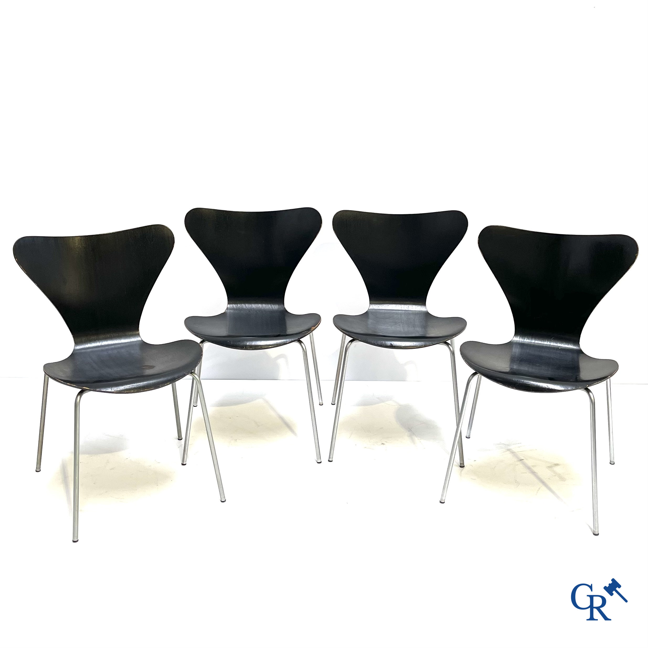 Arne Jacobsen (1902-1971) Een reeks van 4 stoelen in hout en metaal. Editie Fritz Hansen.