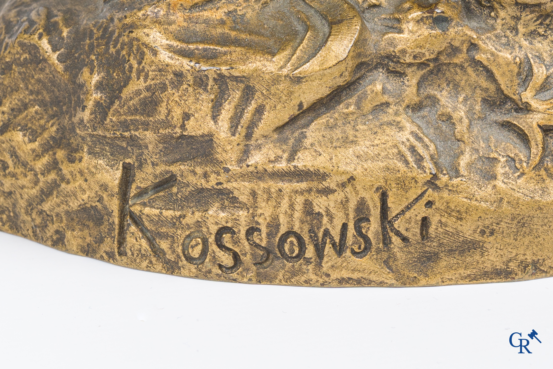 Kossowski. Fijn geciseleerd en verguld bronzen beeld van een jonge dame met bloemen in Belle Epoque stijl. Circa 1890.