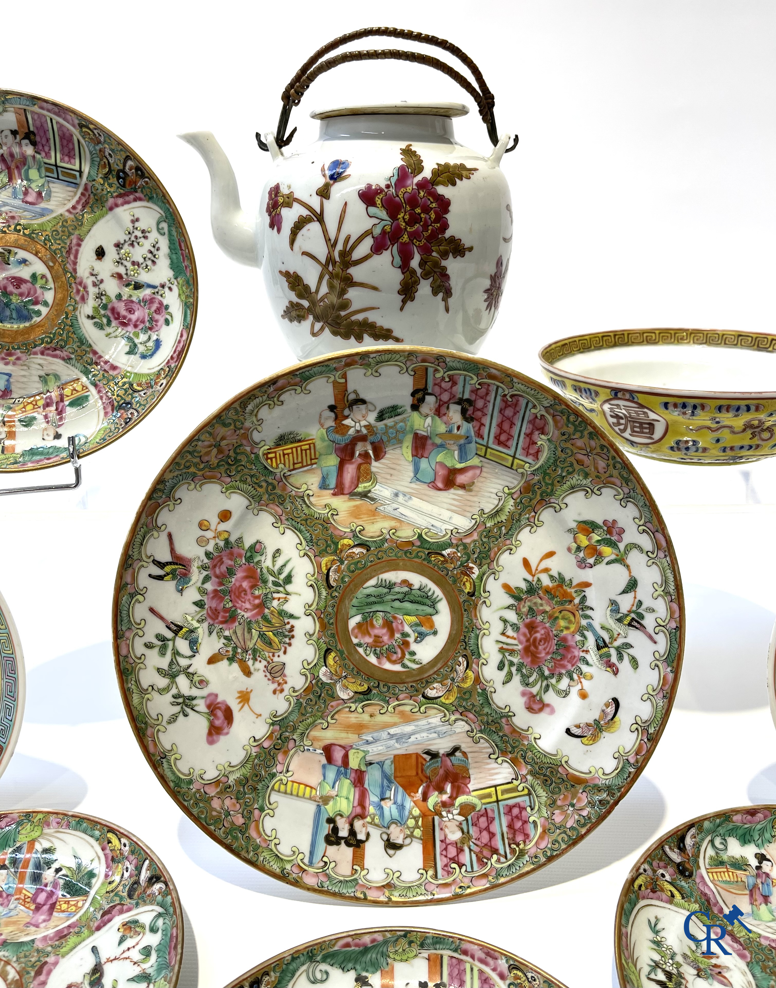 Aziatica. China. Een kavel met Canton porselein, een theepot en famille rose porselein met gele ondergrond.