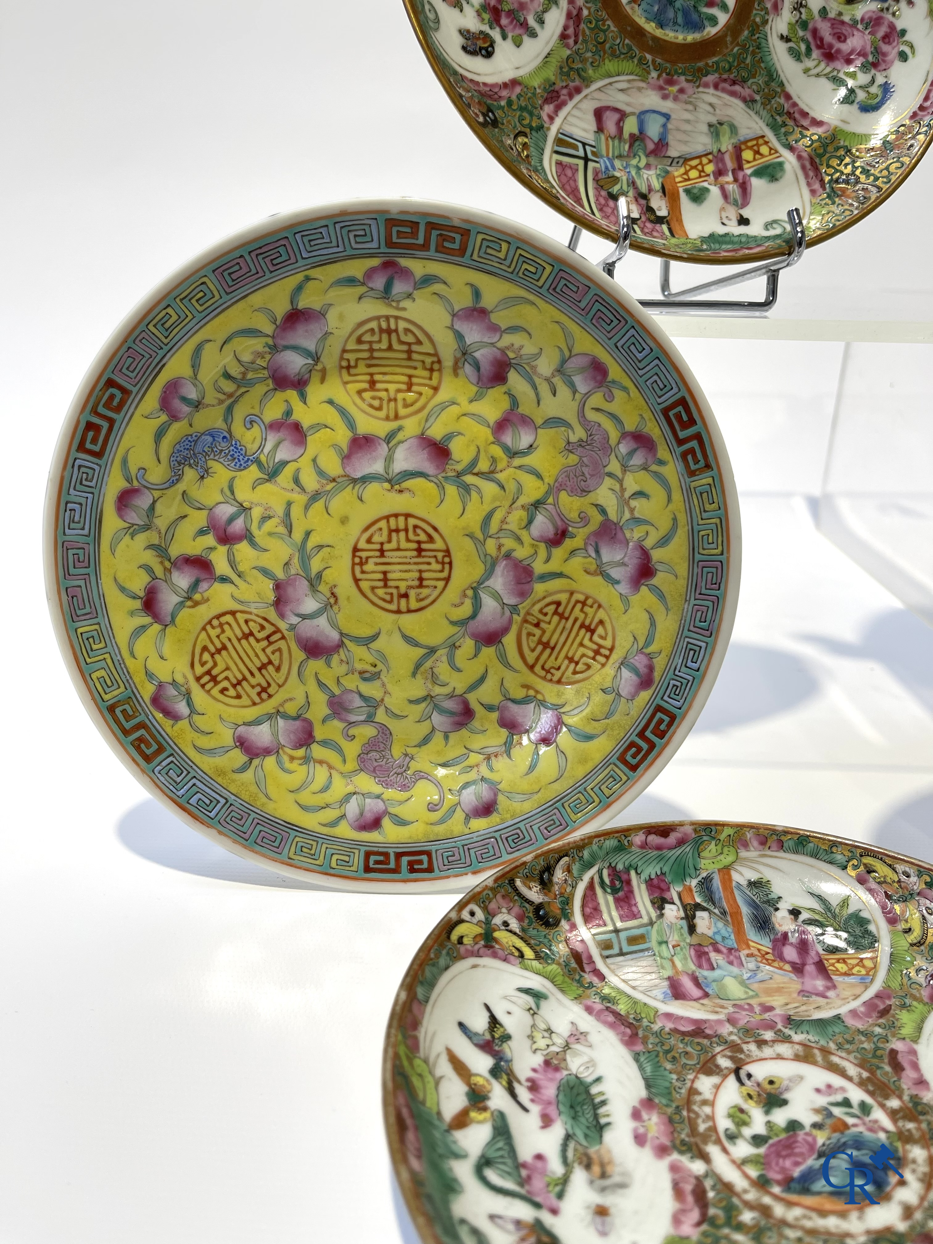 Aziatica. China. Een kavel met Canton porselein, een theepot en famille rose porselein met gele ondergrond.