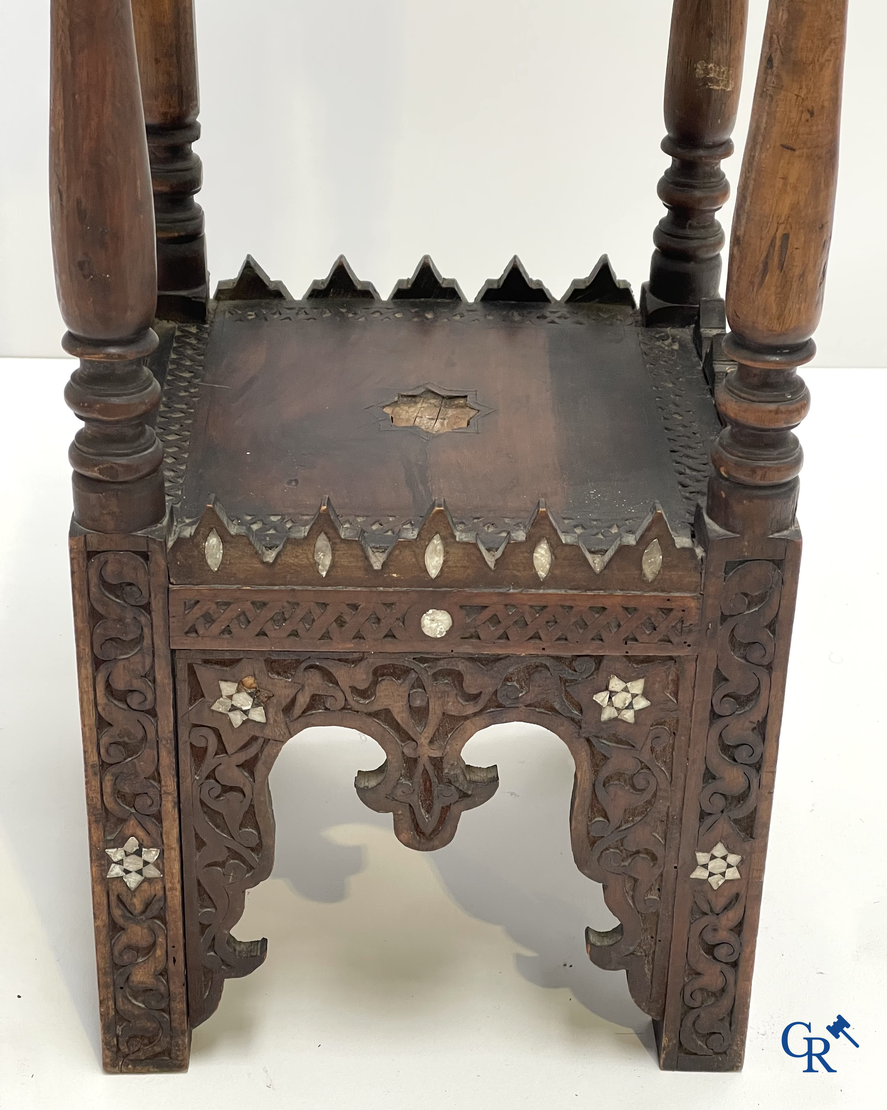 Een hout gesculpteerde sokkel in Oosterse stijl met parelmoer inlegwerk. Circa 1900.