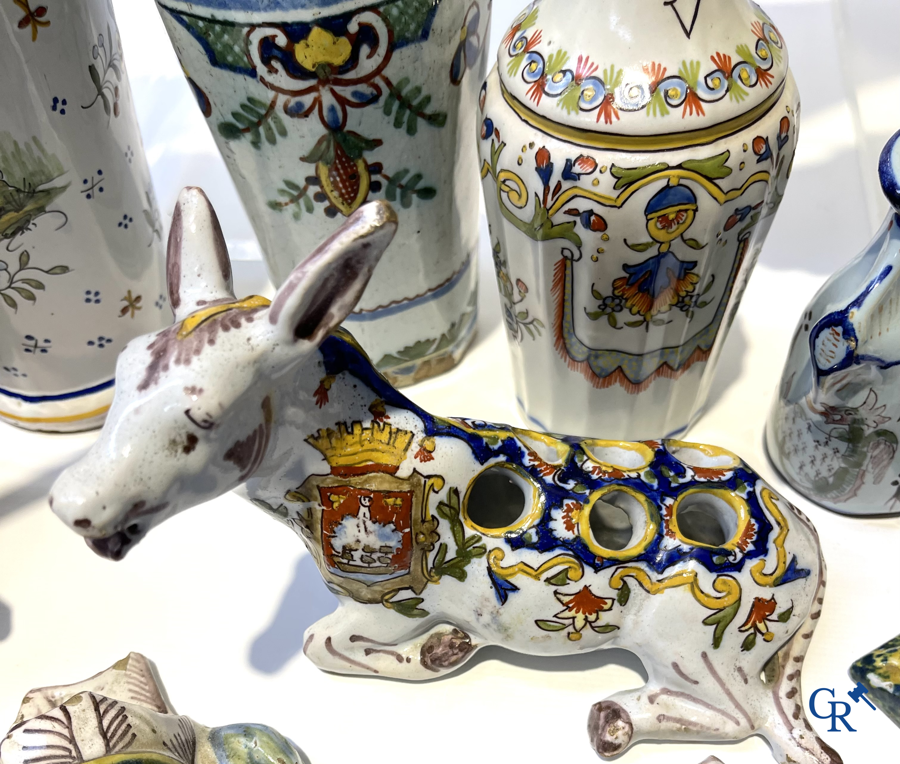 Faience van Rouen, Devres. Interessant en groot lot met diverse polychrome vormstukken. 19e eeuw.