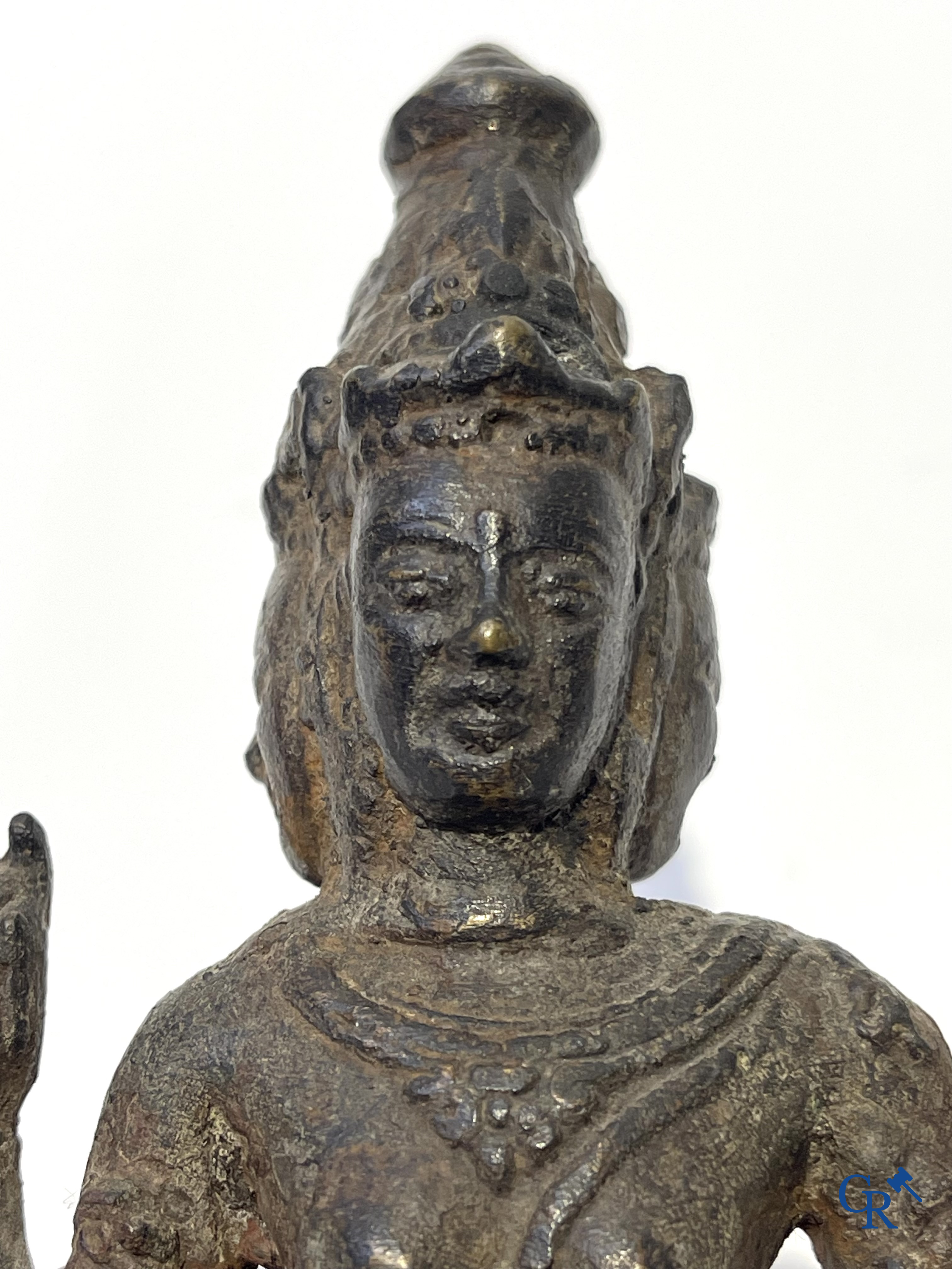 Aziatica. Een zilver, jade en filigraan dekselpot, 2 geëmailleerde filigraan Fo-honden en een bronzen boeddha.