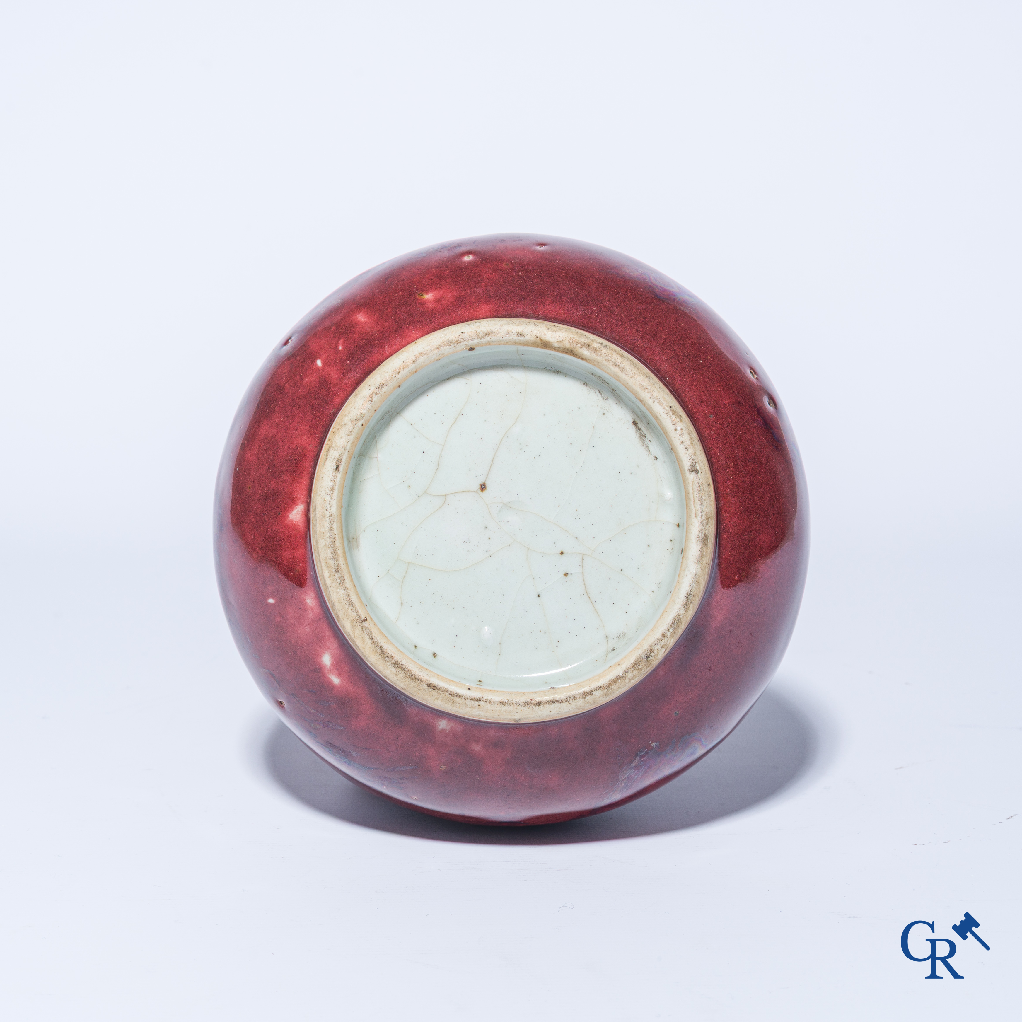 Aziatica. Een Chinese porseleinen Sang de boeuf vaas. 19e eeuw.