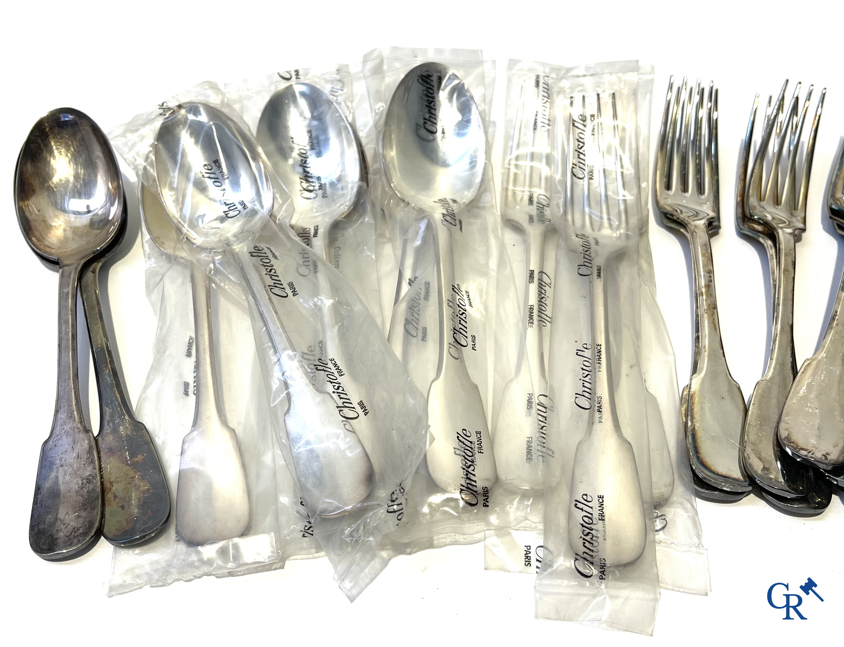 Christofle. Groot lot met verzilverd bestek. Model Cluny uniplat. 8 lepels, 10 vorken en 9 messen.