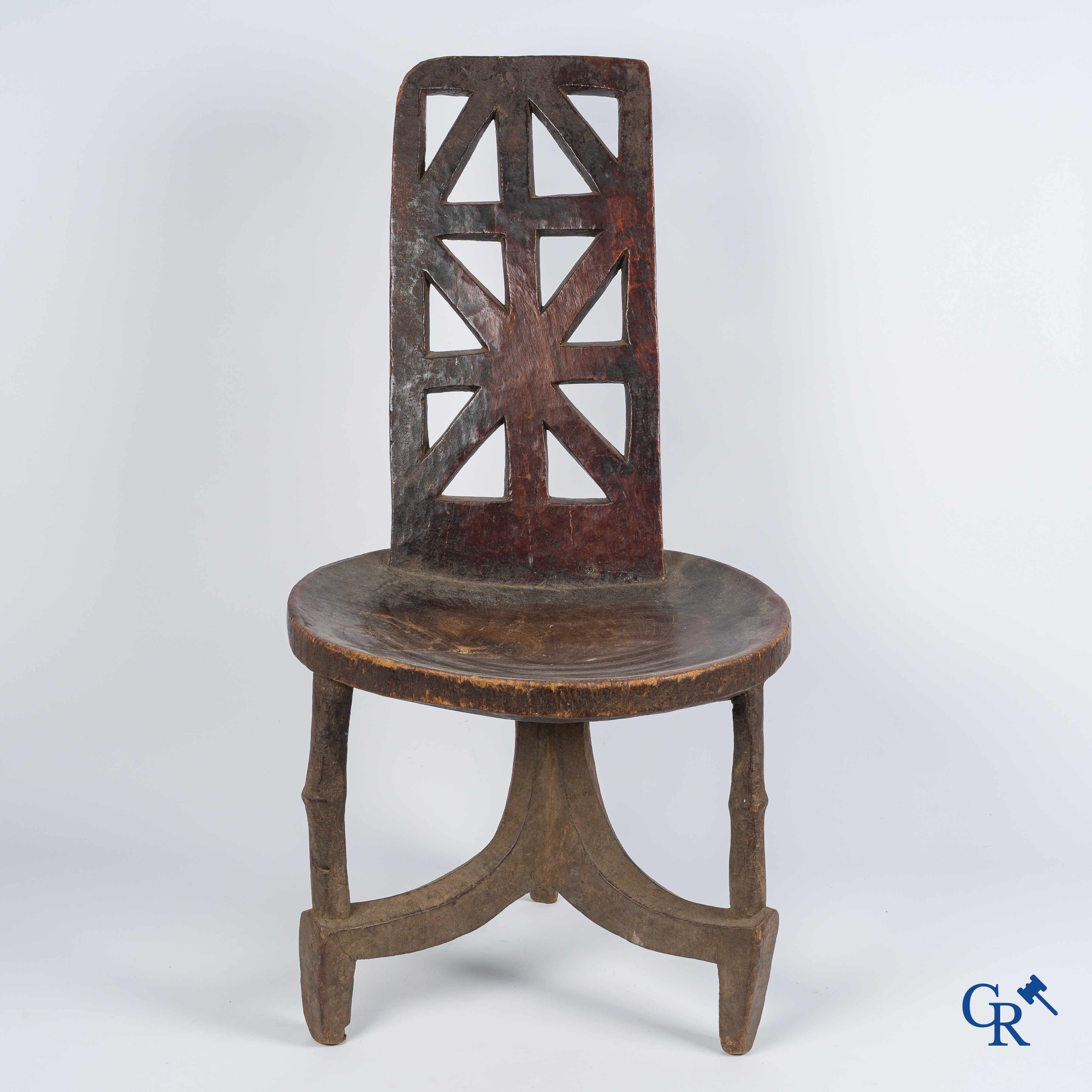 Tribale kunst. Ethiopië, Oromia regio. Een houtgesculpteerde stoel met hoge rugleuning.