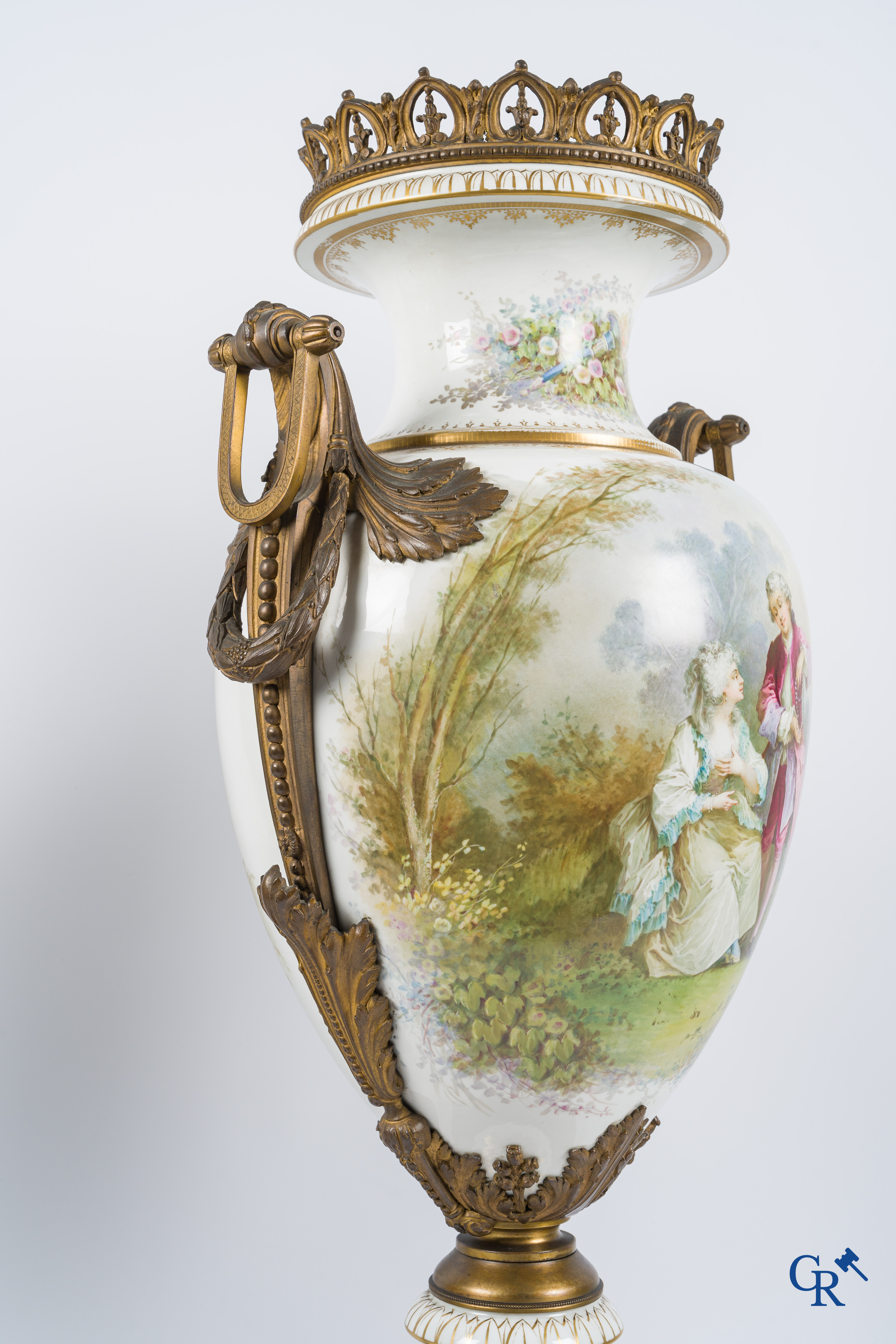 Sèvres. Een paar grote vazen op draaisokkel in Sèvres porselein met bronzen monturen. Gesigneerd Bertren. LXVI-stijl.