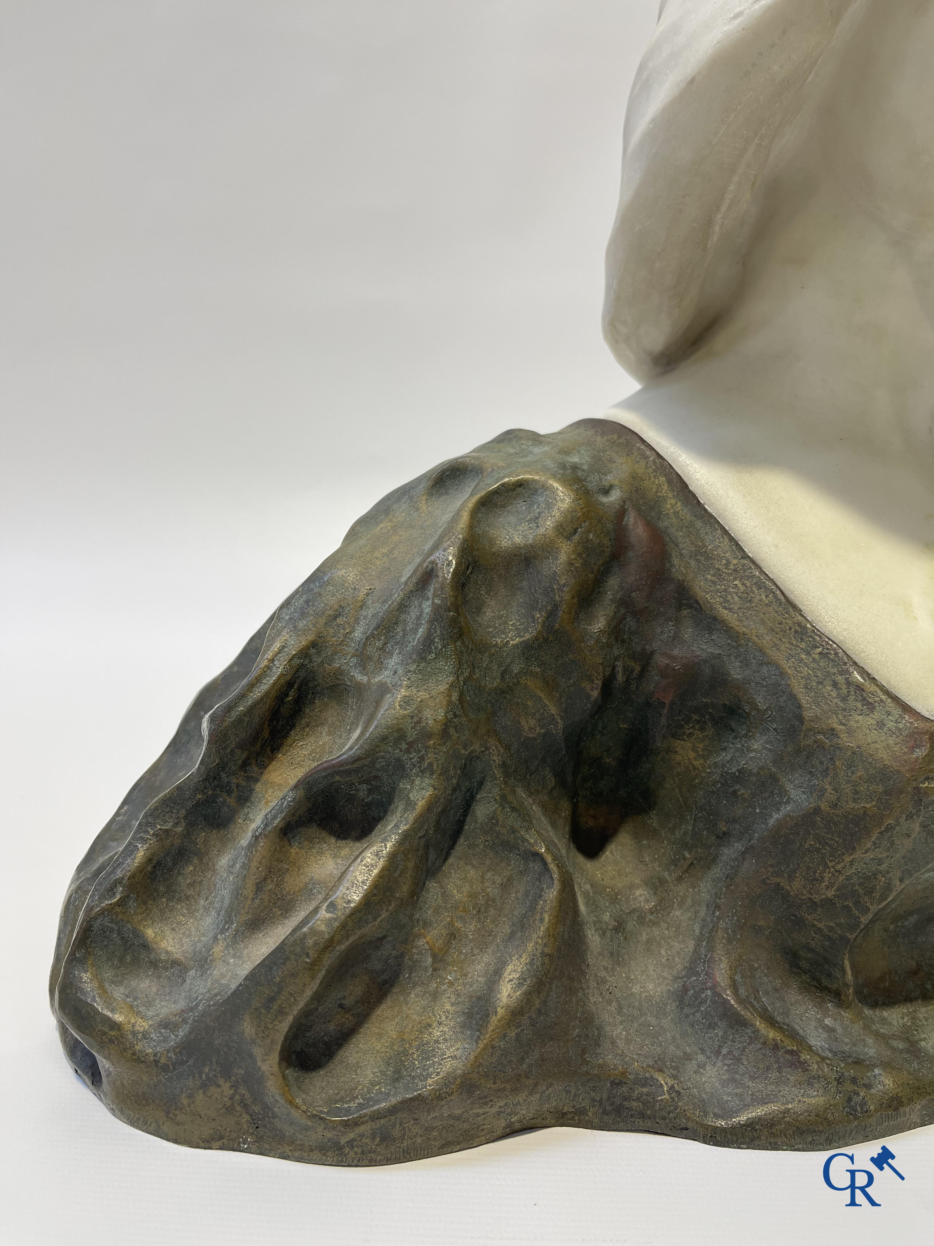 Art Nouveau. Buste van een jonge dame in Carrara marmer en bruin-groen gepatineerd brons. Gesigneerd. Circa 1900.