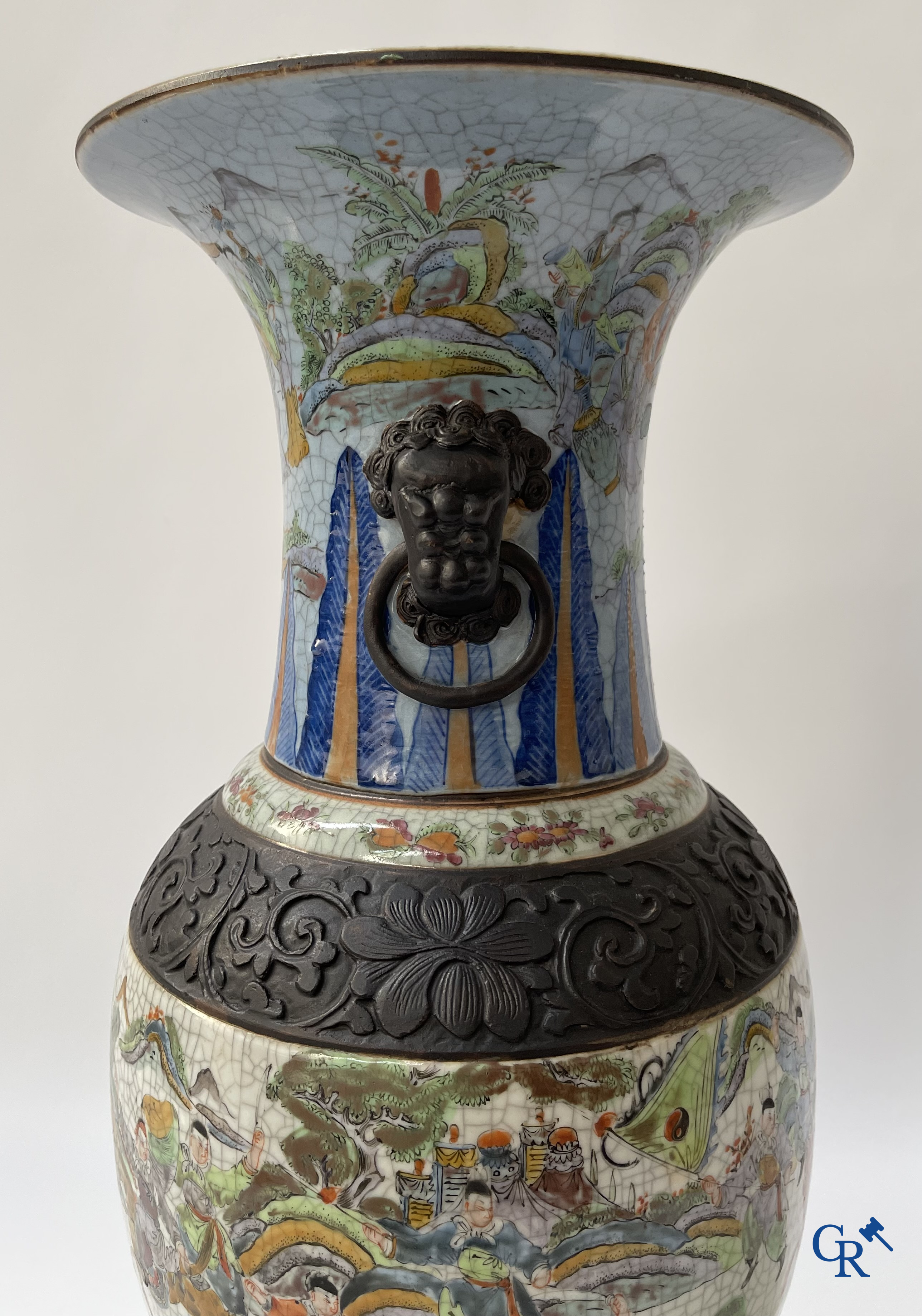 Aziatica, Chinese Nanking vaas met een voorstelling van krijgers. Gemerkt. 19e eeuw.