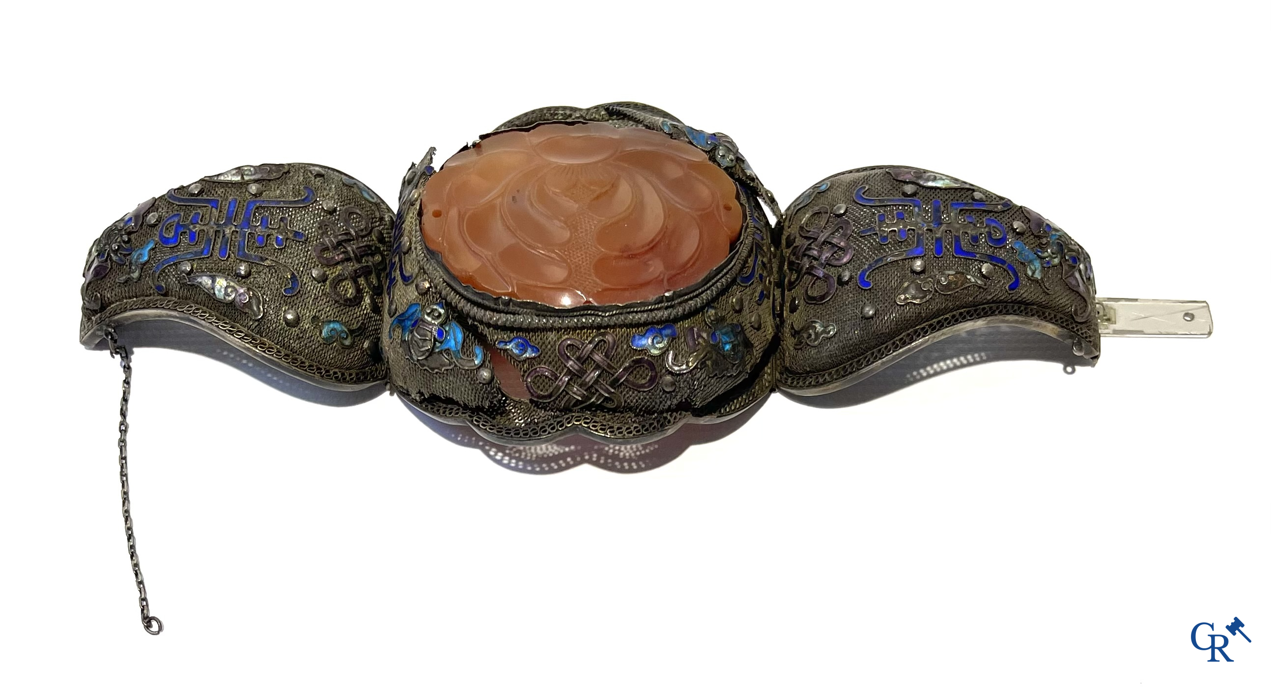 Asian Art. Large Chinese bracelet in silver filigree with a central lotus flower in carved carnelian quartz. 19th century.