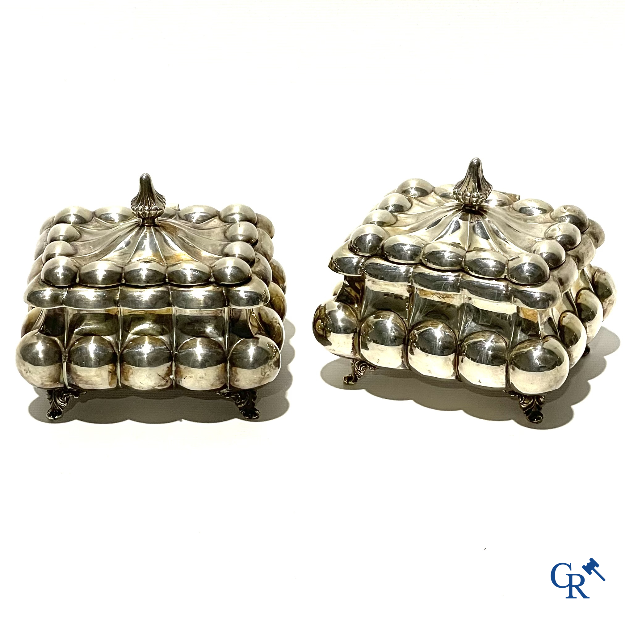 Zilver. Een paar rechthoekige zilveren dekseldozen met bolvormige lobben. 835°/00. 20ste eeuw.