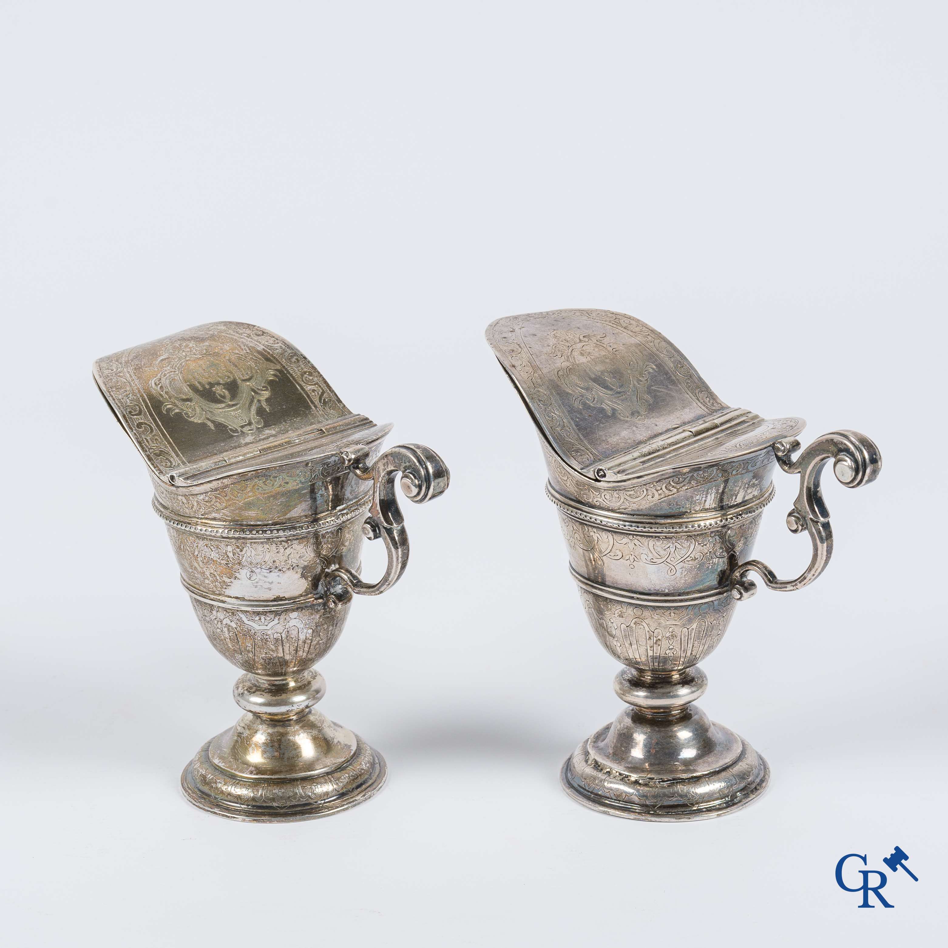 Zilver. Paar gegraveerde religieuze dekselkannen. Inscripties op de bodem "Temi ... Bruxelles". België 18e eeuw.