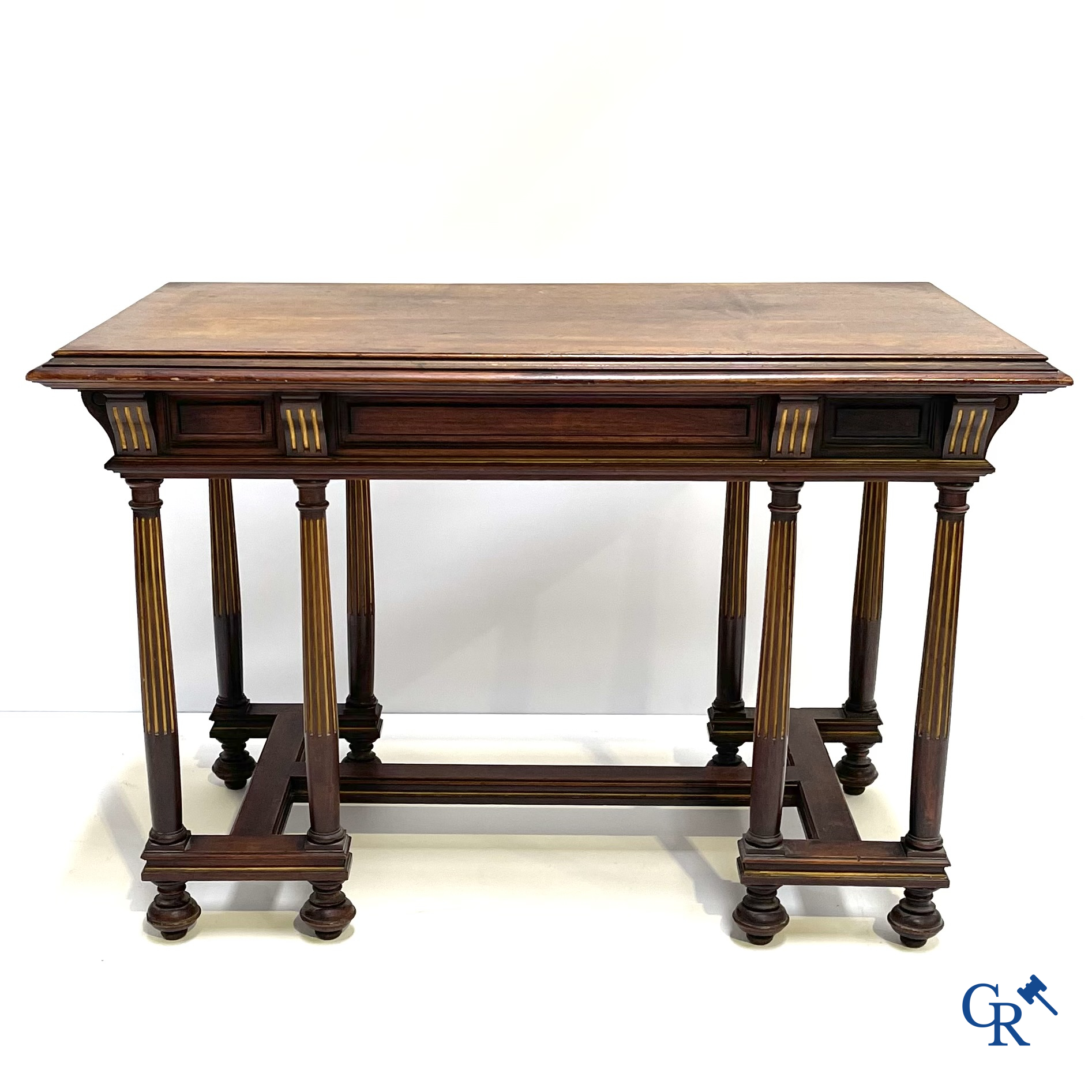 Damesbureau met 2 stoelen in gesculpteerd en verguld notelaar. Circa 1900.