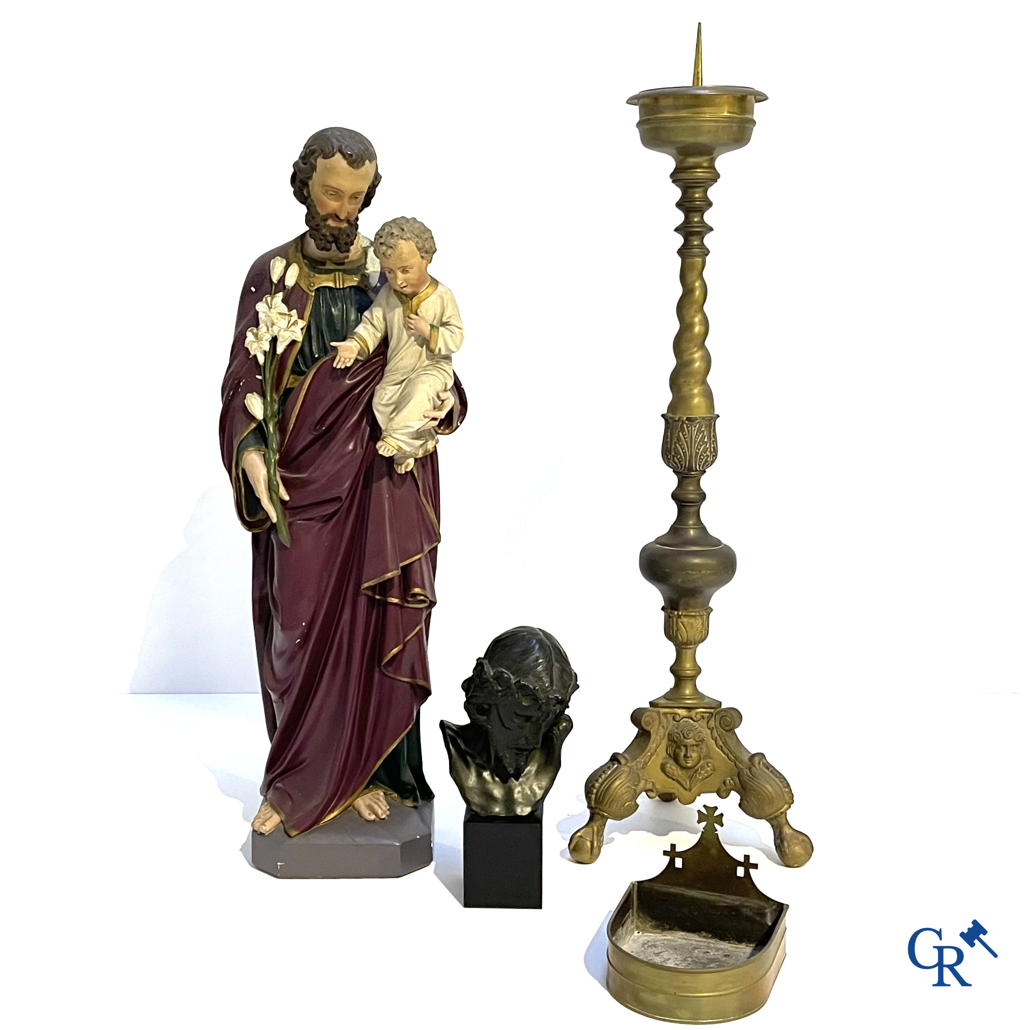 Een grote bronzen kandelaar, Sint Jozef met kind in plaaster, een terracotta buste van Christus en een wijwatervat.