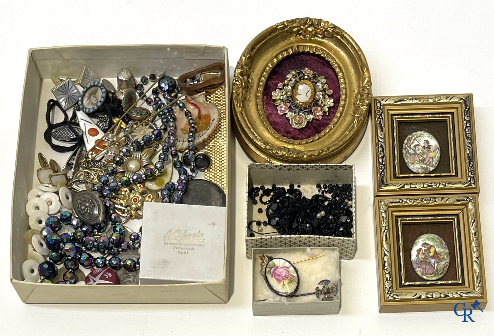 Een uitgebreid lot met vitrineobjecten. Zakhorloges, miniaturen, bronzen kaders, fantasiejuwelen enz. Sommige in zilver.