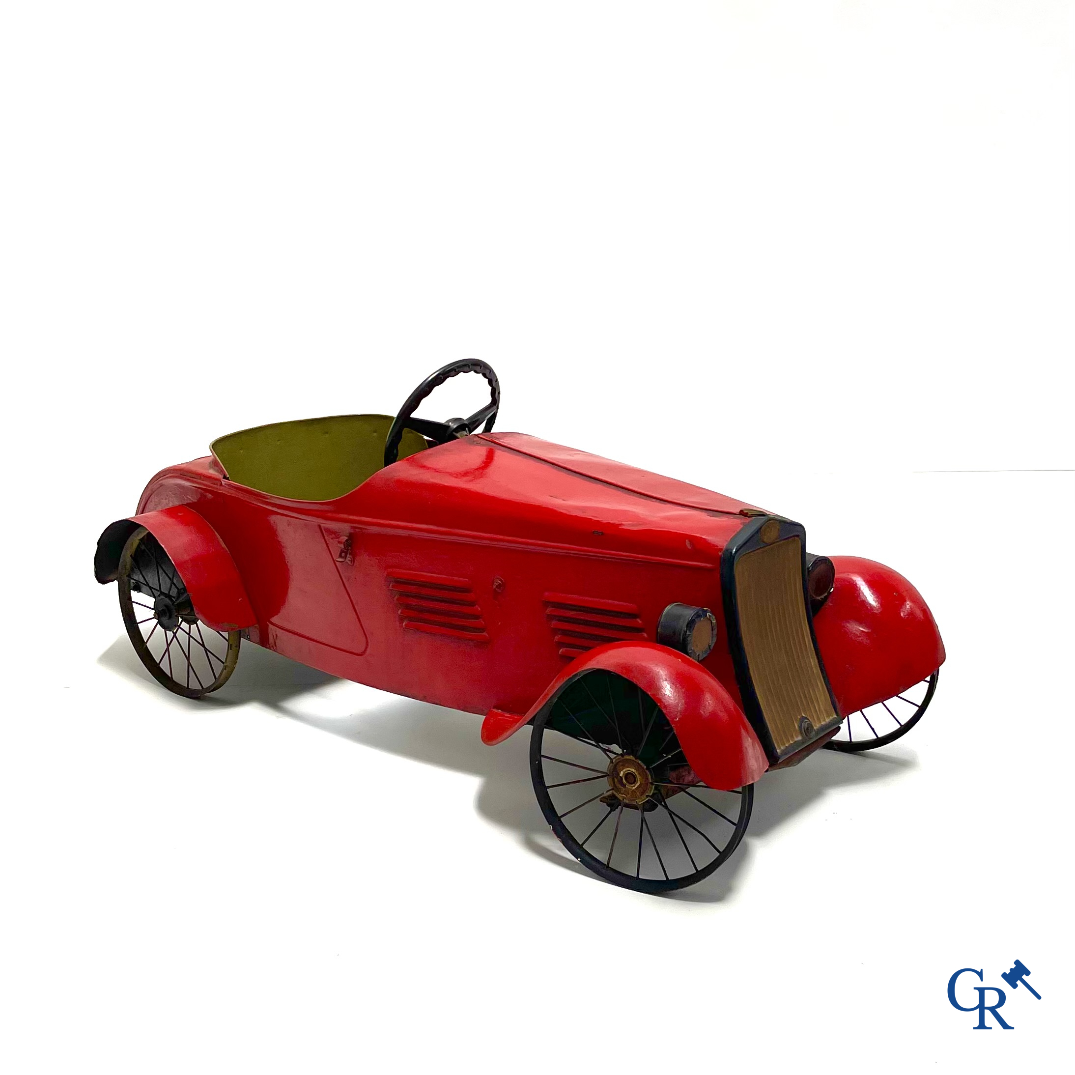 Eureka, model Delage. Luxe uitvoering met spaakwielen, verlichtingssysteem en opendraaiend kofferdeksel. Circa 1930.