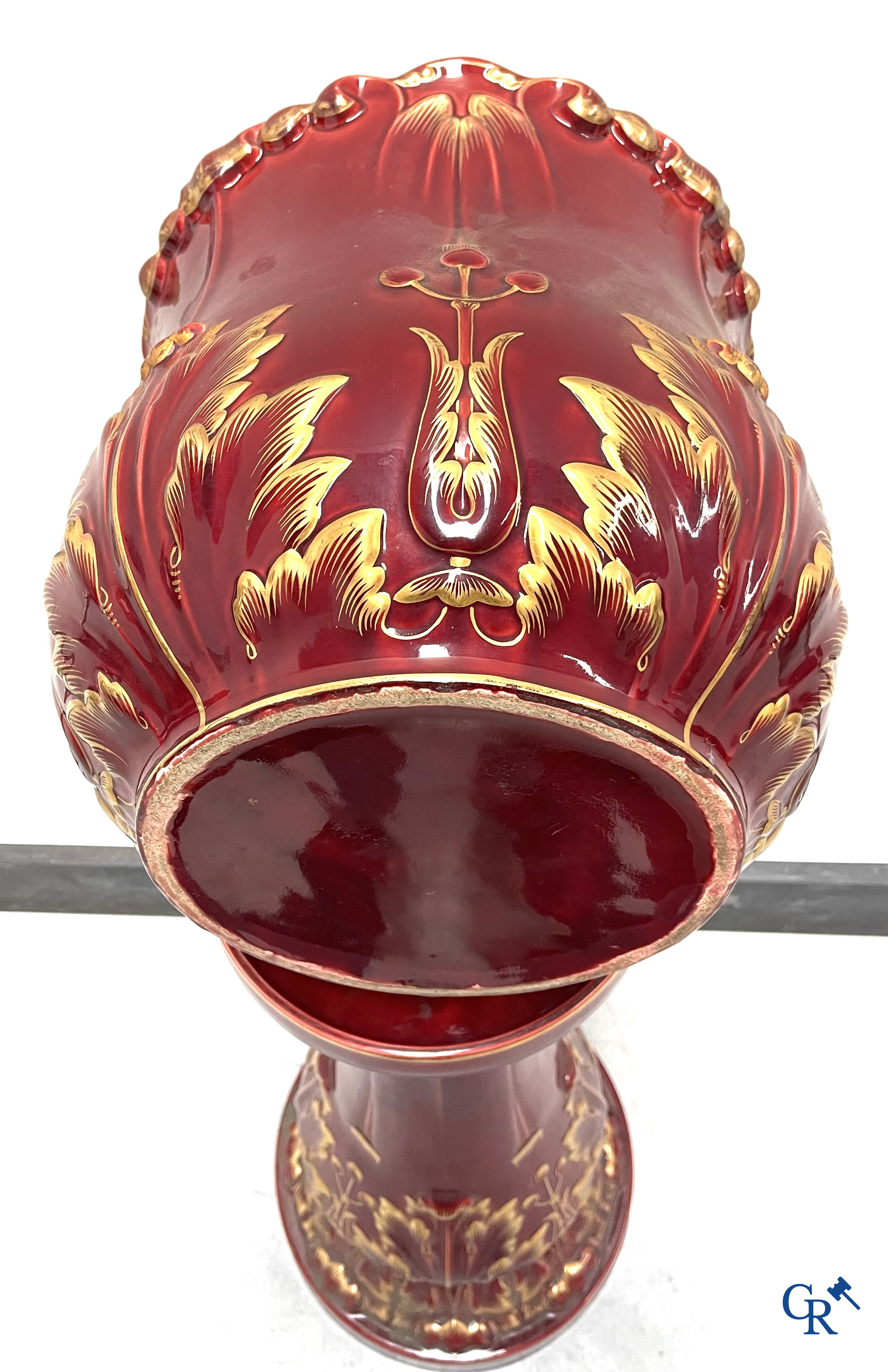 Art Nouveau, Sarreguemines. Een cache pot in geëmailleerde faience of barbotine op bijhorende staander. Circa 1910.