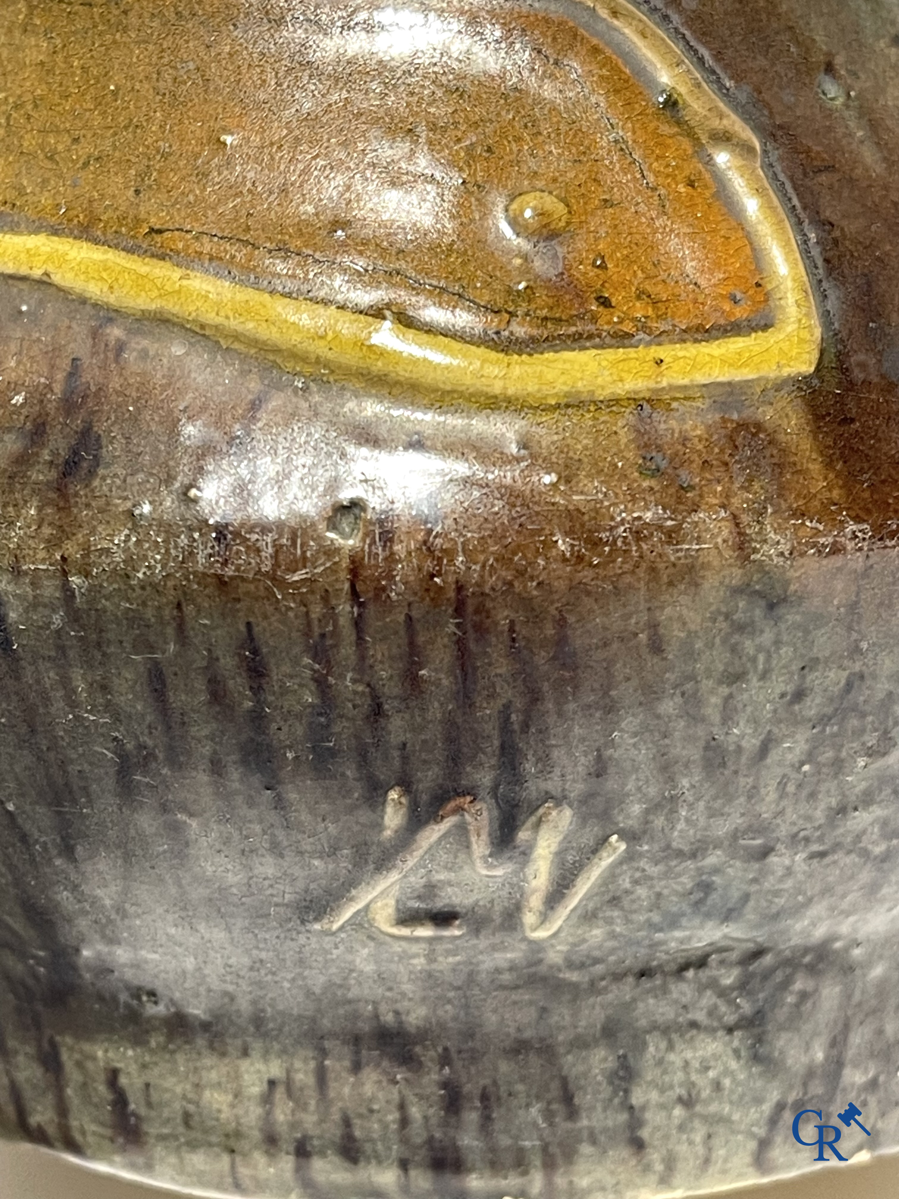 Torhouts aardewerk. Vaas in Vlaams aardewerk met een bloemendecor en spreuk. Gesigneerd LMV voor Leo Maes Vereenooghe.