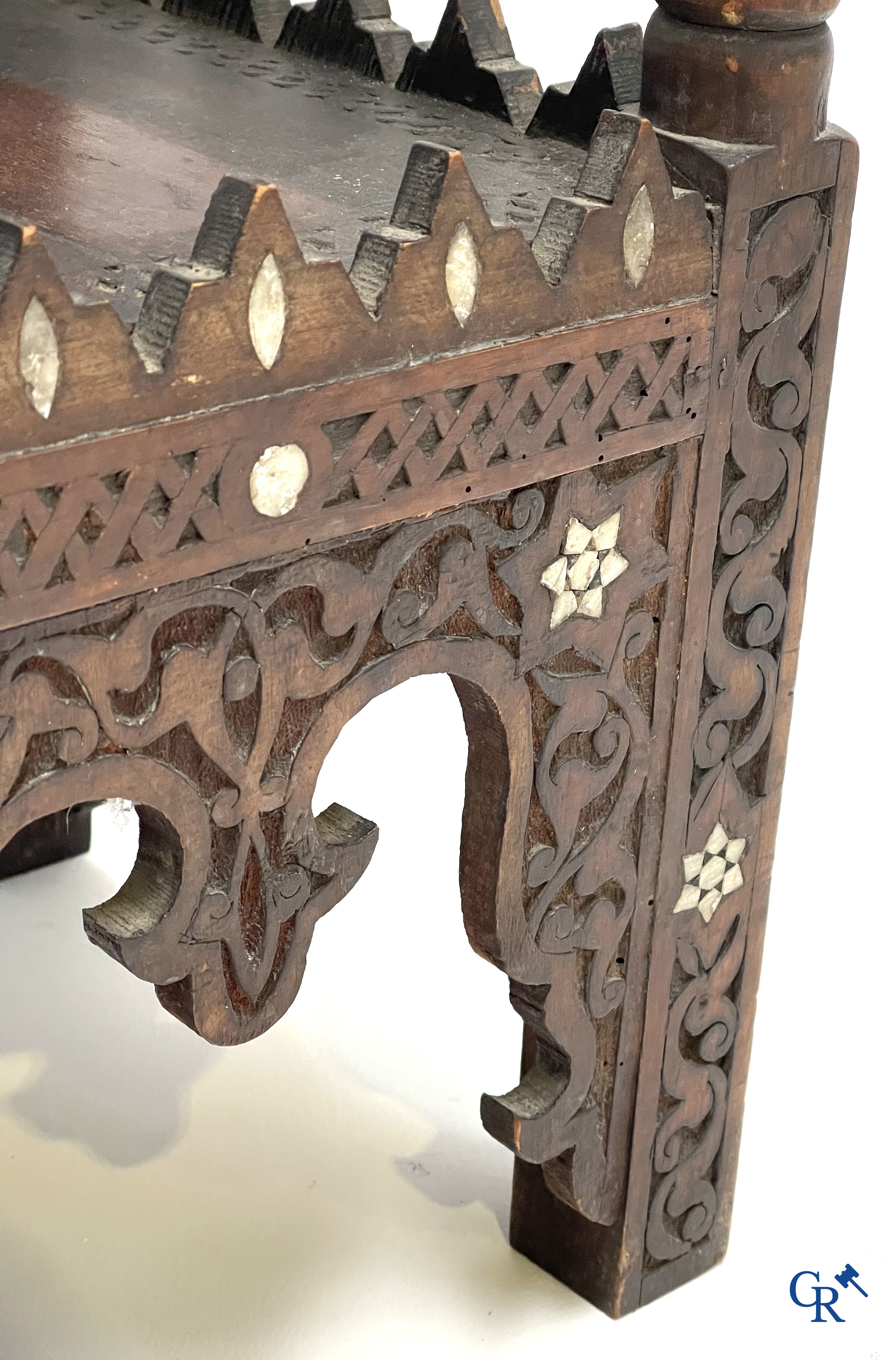 Een hout gesculpteerde sokkel in Oosterse stijl met parelmoer inlegwerk. Circa 1900.