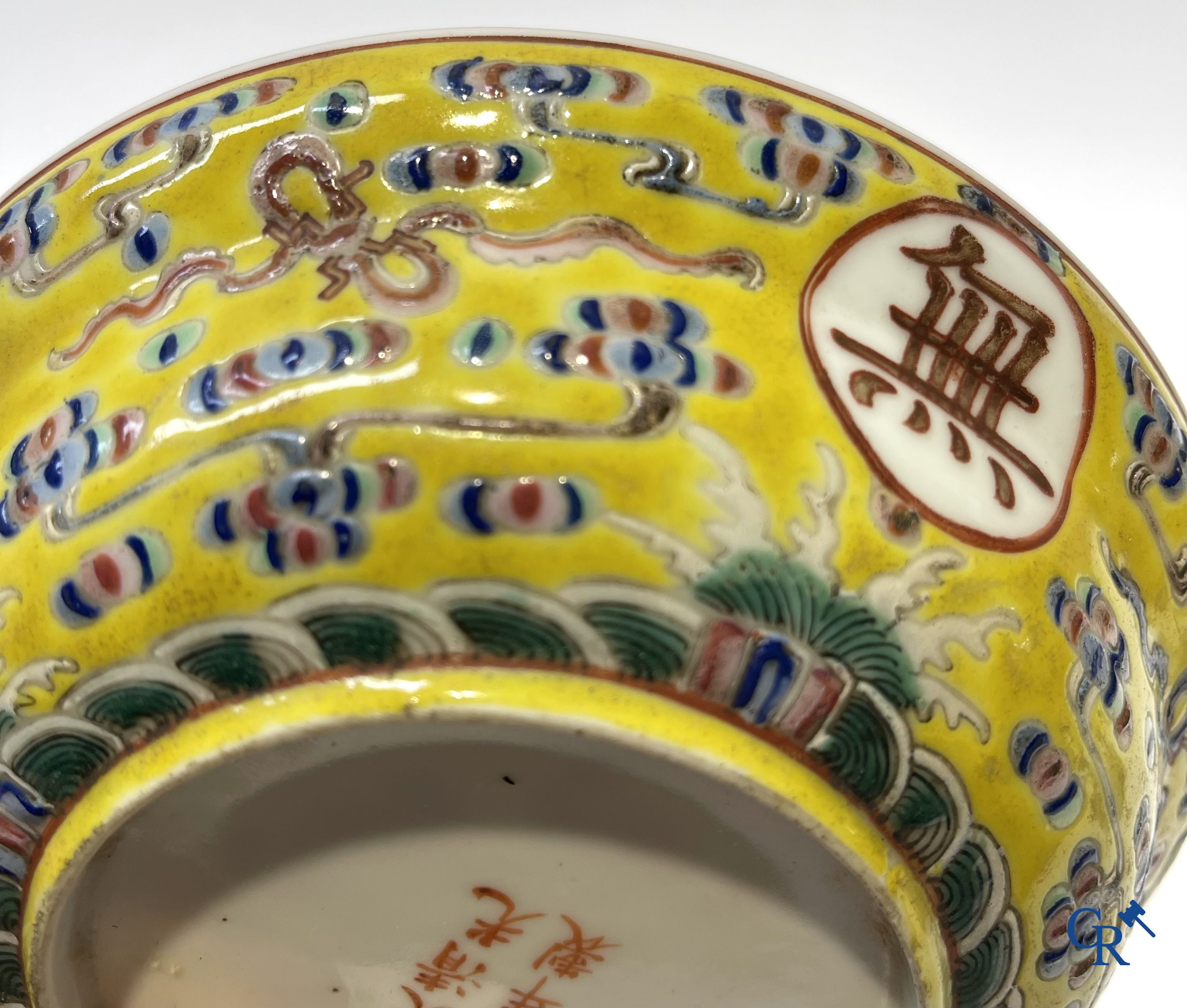 Aziatica. China. Een kavel met Canton porselein, een theepot en famille rose porselein met gele ondergrond.