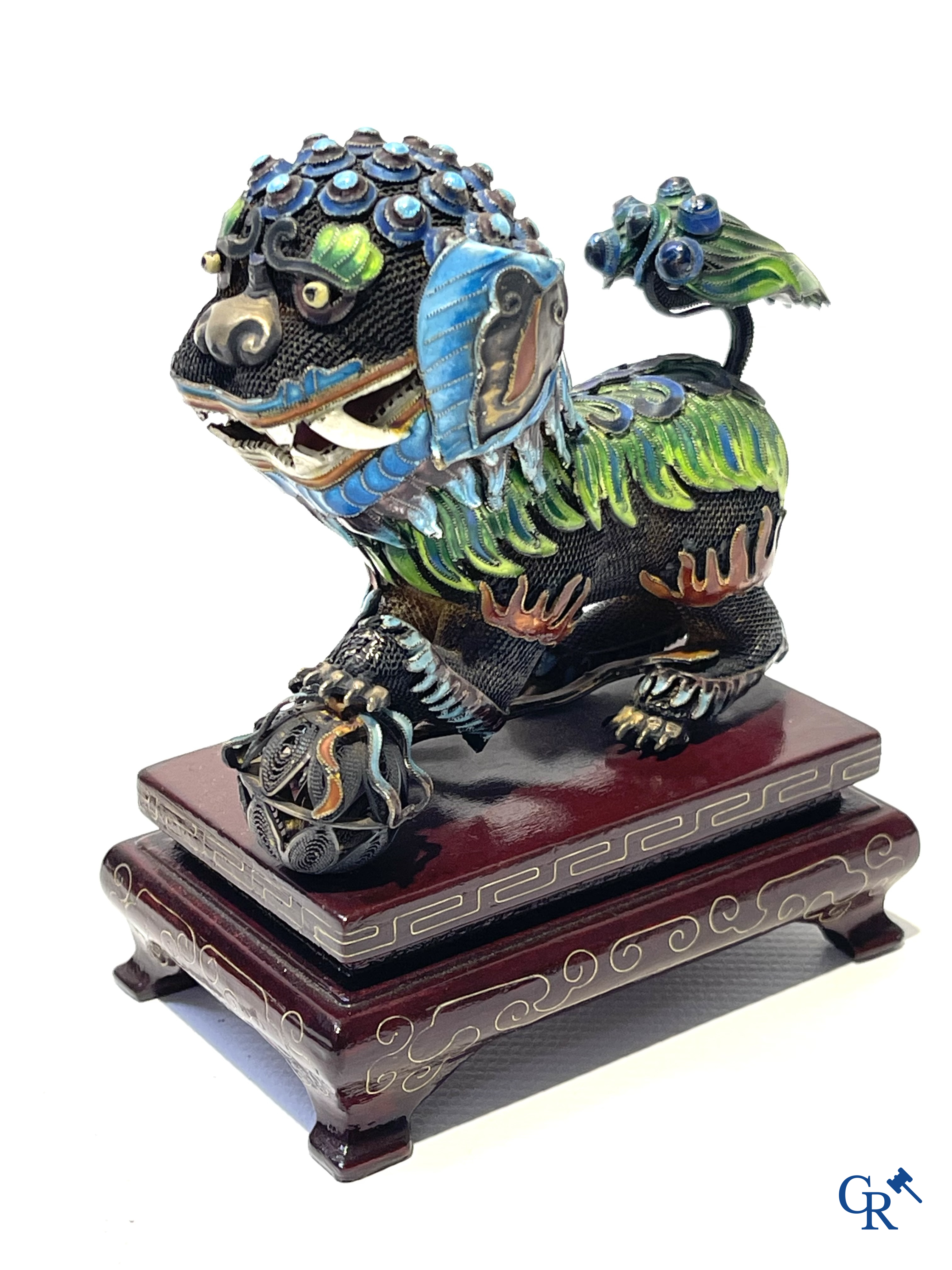 Aziatica. Een zilver, jade en filigraan dekselpot, 2 geëmailleerde filigraan Fo-honden en een bronzen boeddha.