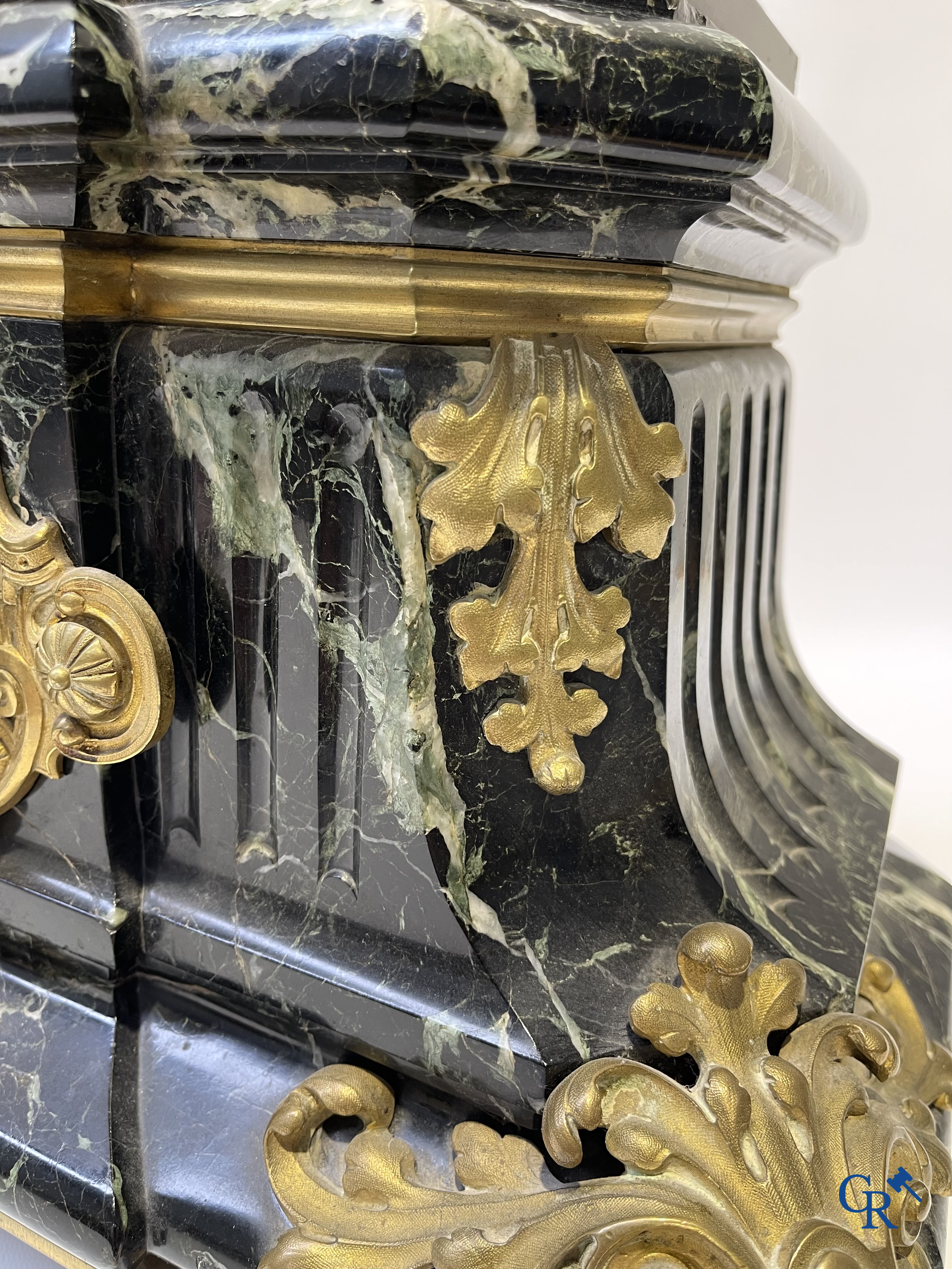 Susse Frères à Paris. Imposante schouwklok in groen geaderde marmer en rijkelijk vergulde bronzen. Napoleon III-periode.