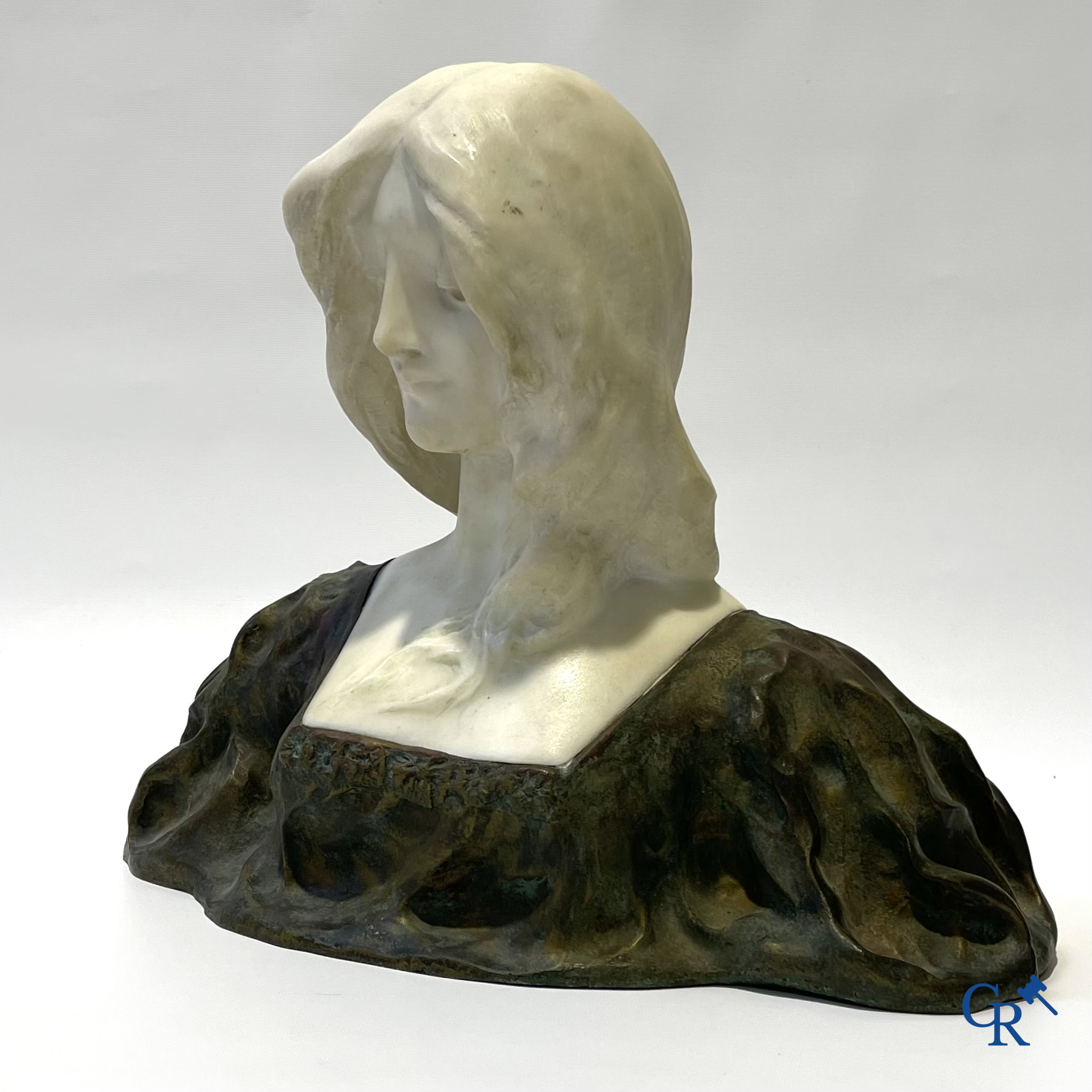 Art Nouveau. Buste van een jonge dame in Carrara marmer en bruin-groen gepatineerd brons. Gesigneerd. Circa 1900.