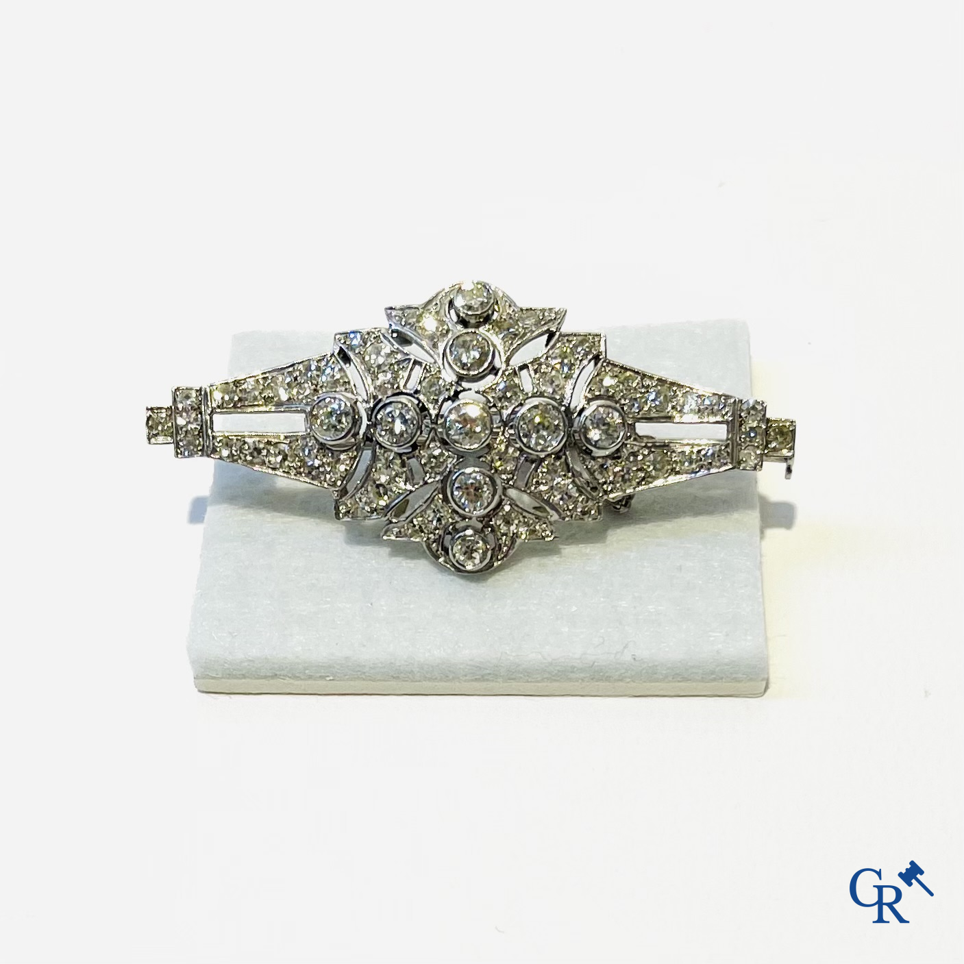 Juwelen: Een broche in witgoud 750°/00 bezet met briljanten.