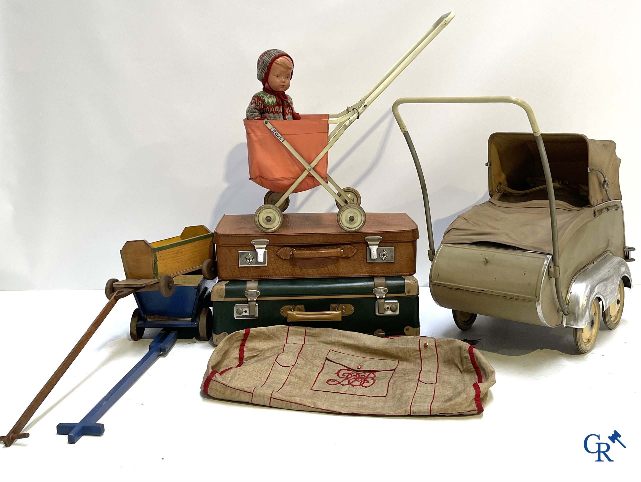 Oud speelgoed. Een kavel met divers oud speelgoed. Torck, schildpad pop, oude koffers en andere. Jaren '40-'50.