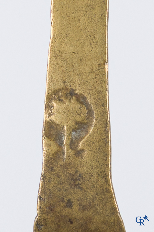 Haute époque. 3 lepels in koper en brons waarvan 2 met apostelen. Keurmerken. Vlaanderen 2de helft 15e, begin 16e eeuw.