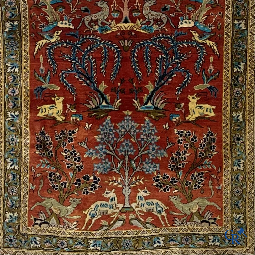 Oosterse tapijten. Een handgeknoopt tapijt met wouddieren. Zijde en wol.