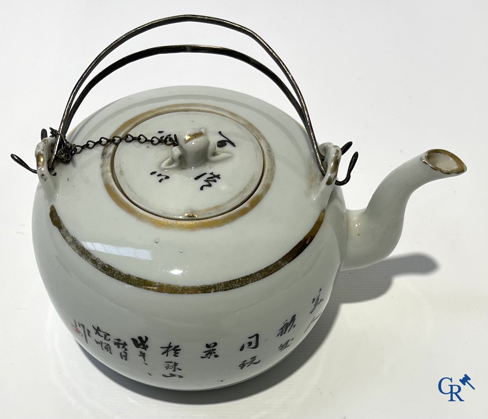 Aziatica. Chinees porselein. Een kavel van 2 Chinese theepotten en een Chinese kom.