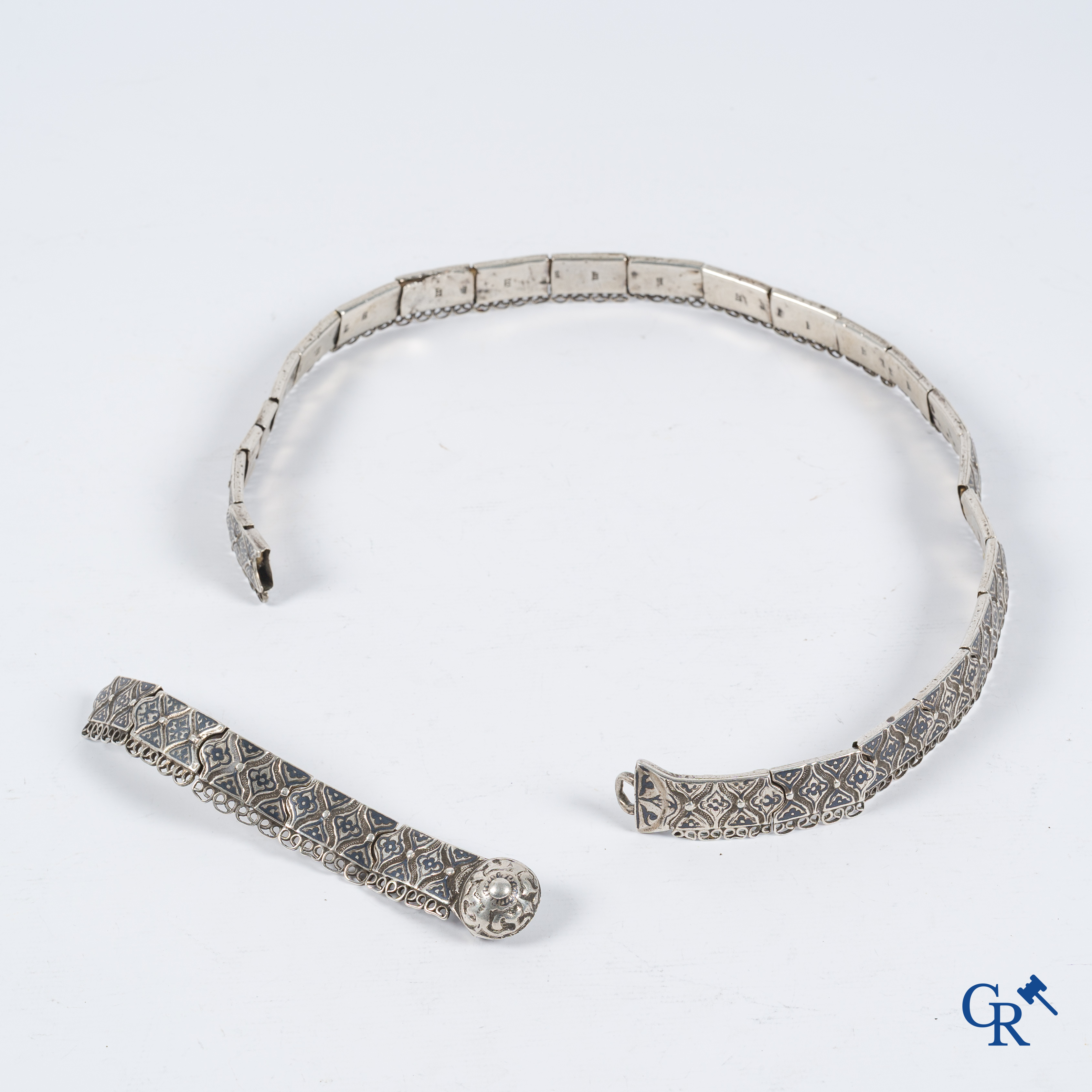 Russisch zilver. Ceremoniële riem in niello zilver. 84 zolotnik. Meestermerk MA voor M. Dmitriev op iedere schakel.