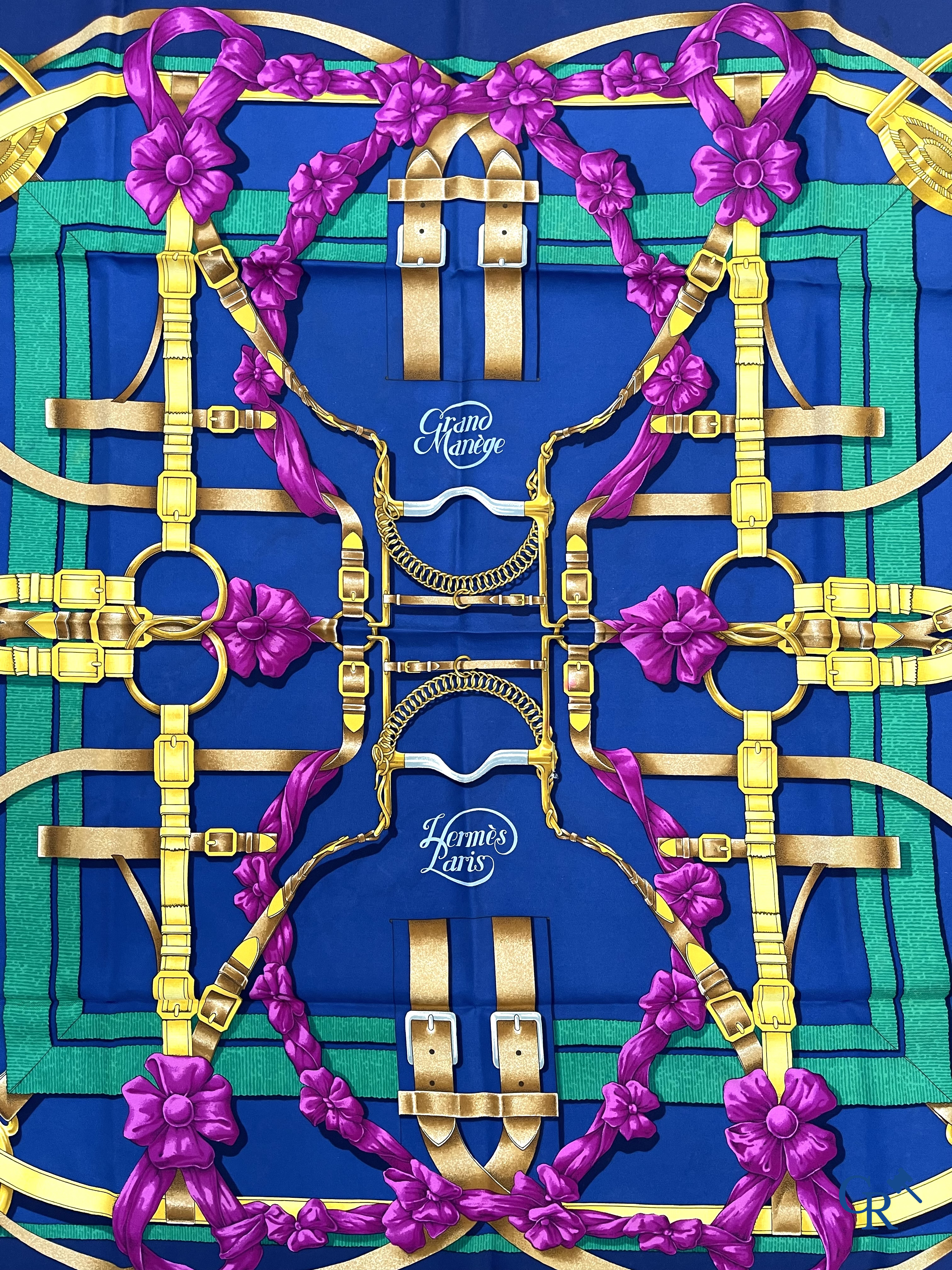 HERMES Paris. 2 Hermès sjaals in originele doos. Grand Manège, Henri d'Origny en Axis Mundi, Christine Henry.