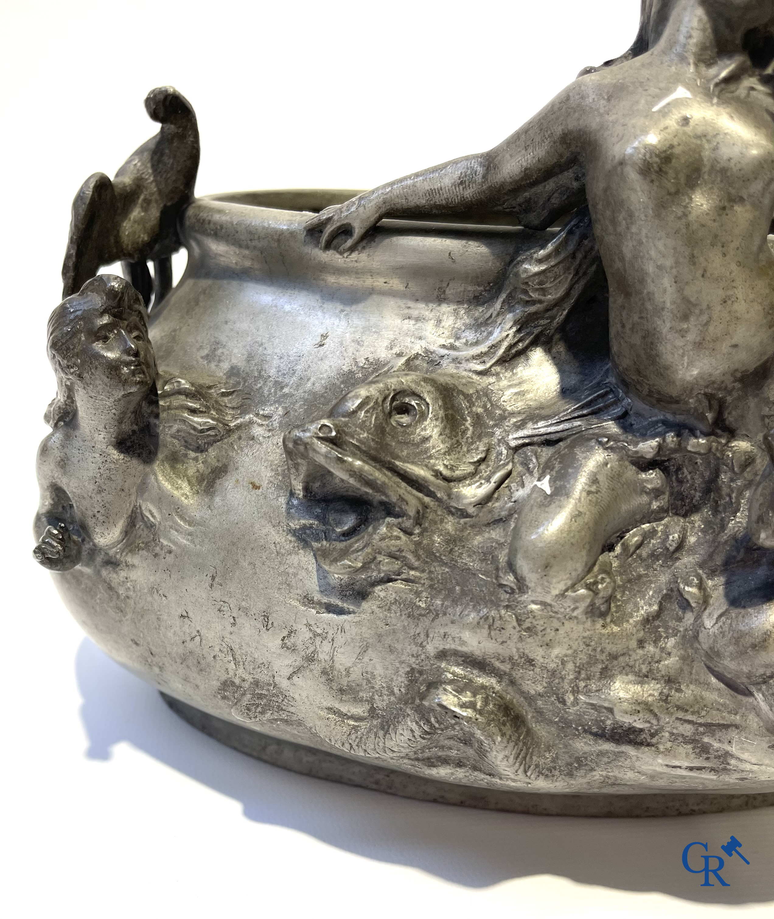 Een mooi lot brocante waaronder een Japans Kutani-porselein servies, een vaas in Val Saint Lambert en een jardinière.