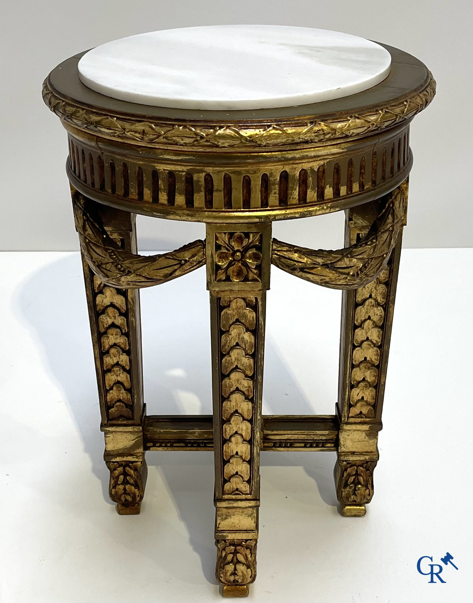 Piëdestal in gesculpteerd en verguld hout met guirlandes en marmer plateau. LXVI-stijl. Circa 1920.