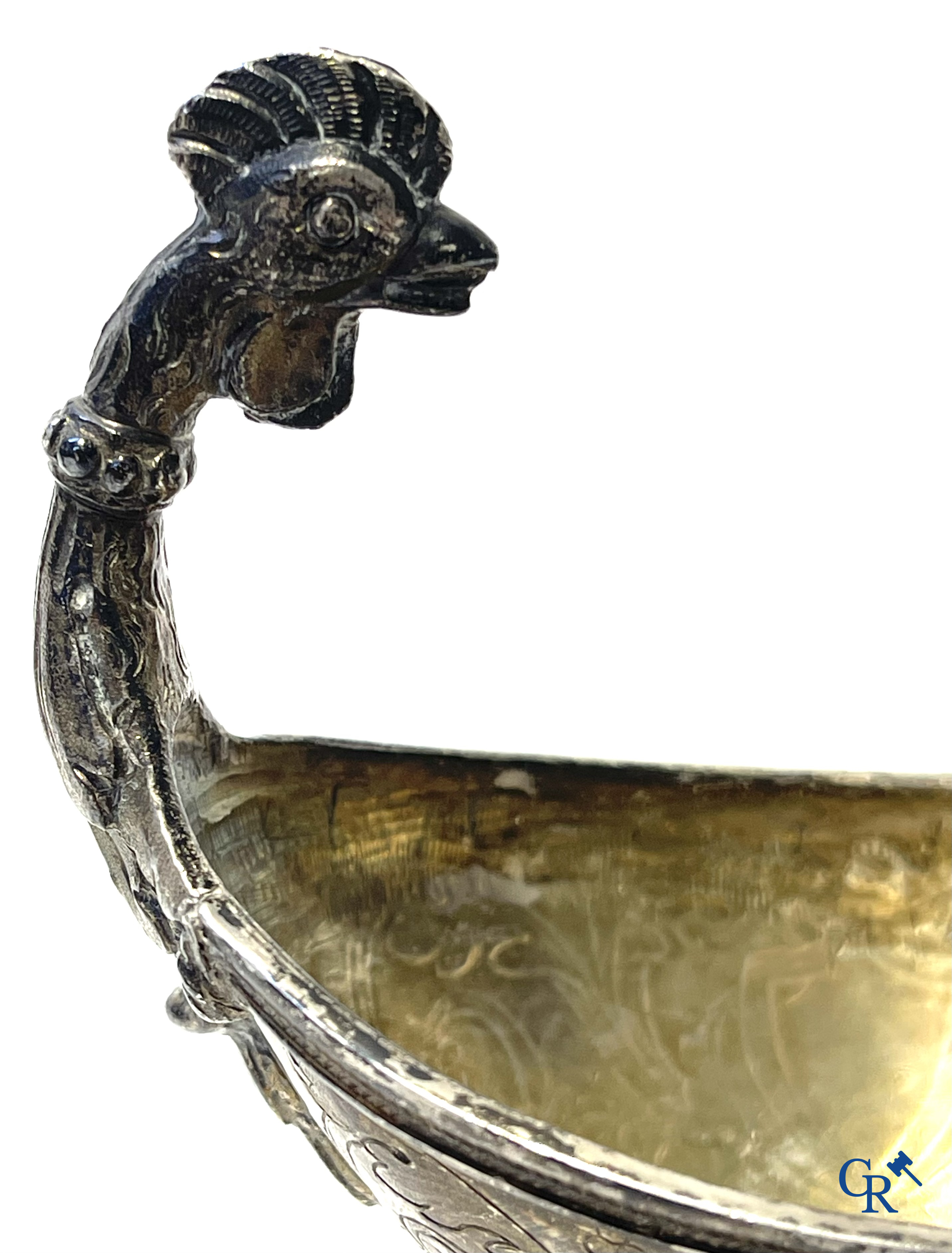 Paar zilveren zoutvaatjes met hanenkopmotief. Zilver 2de gehalte. Meerdere keurmerken. Belgisch werk 19e eeuw.